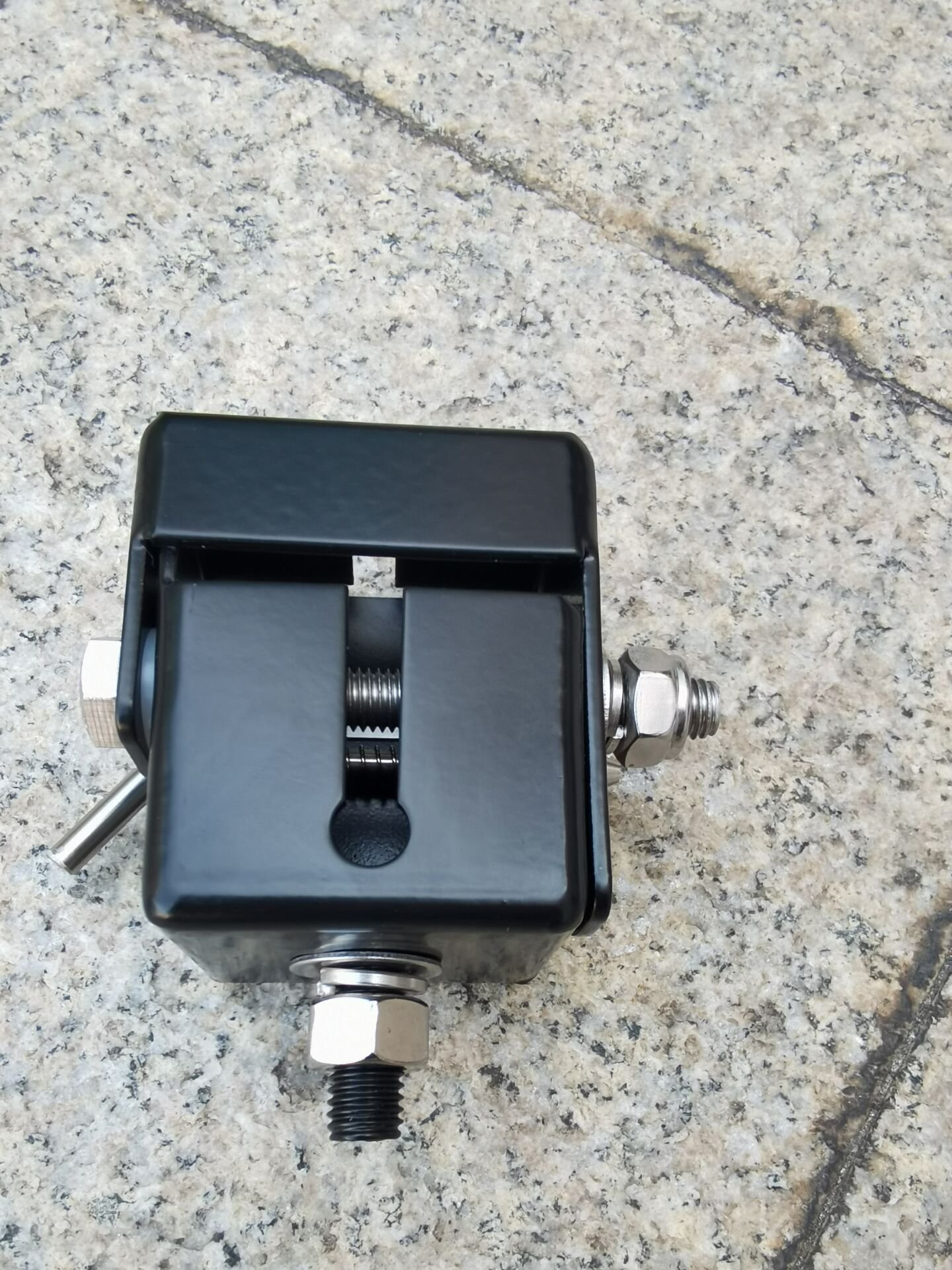 Huahong Multi-functional, multi-angle and easy to install black antenna clip brackets mount for SUV car truck fiberglass antenna