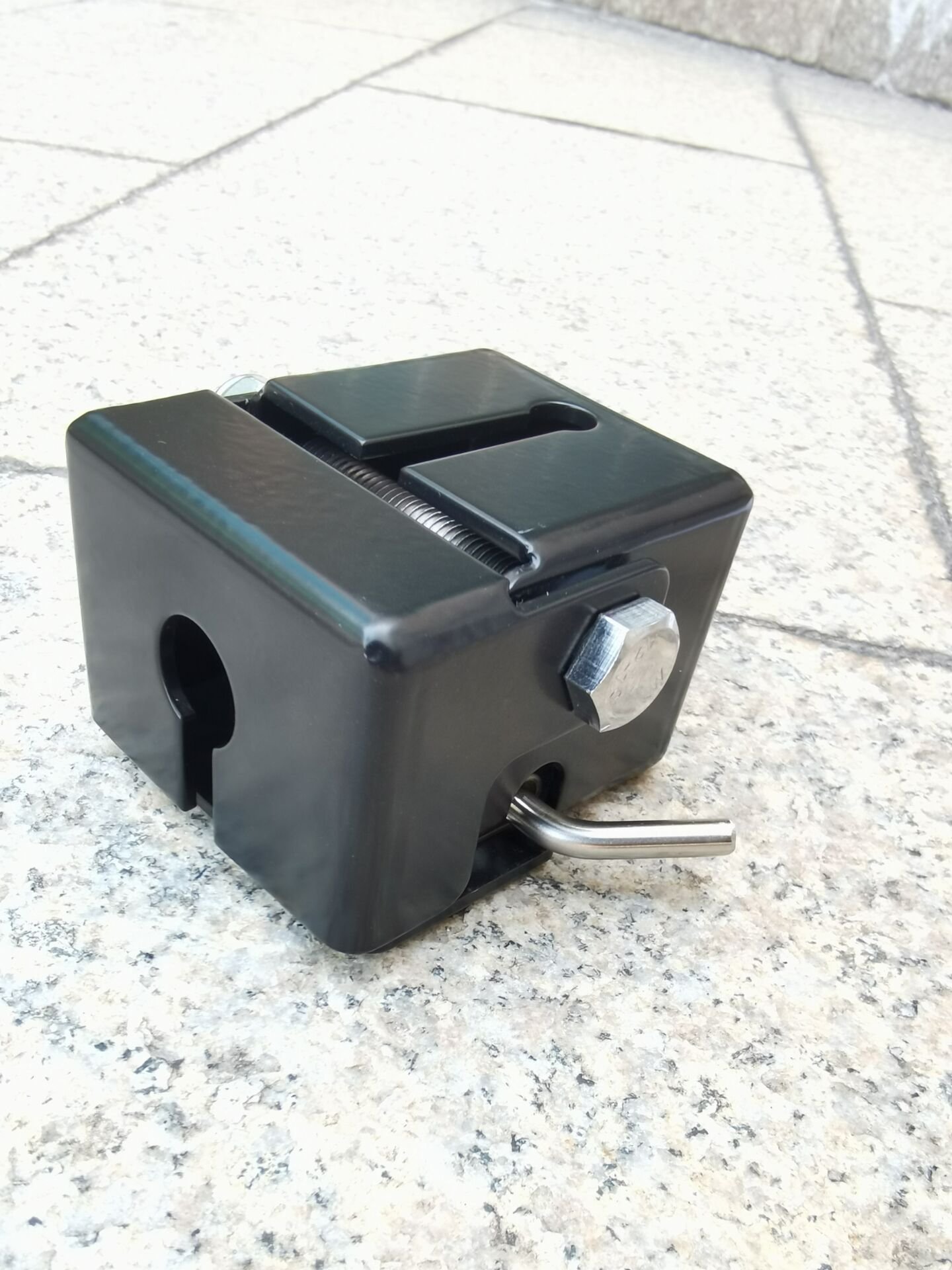 Huahong Multi-functional, multi-angle and easy to install black antenna clip brackets mount for SUV car truck fiberglass antenna