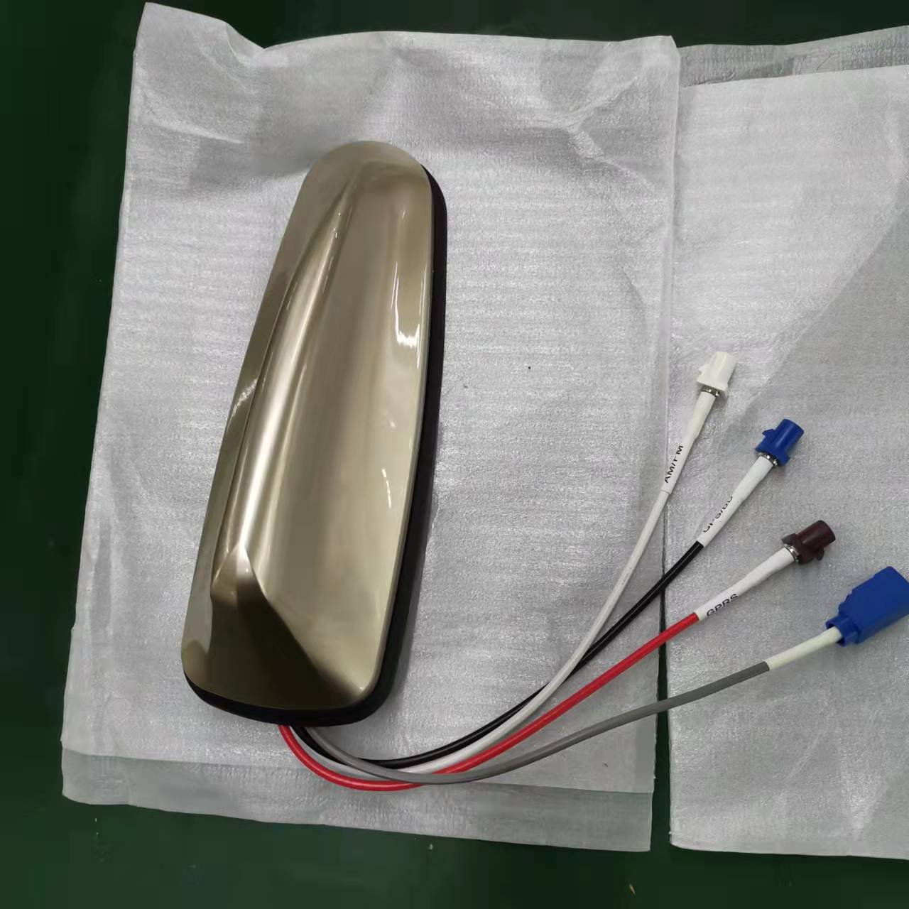 Auto Parts Glossy Gloden Car Shark Fin Antenna Waterproof AM/FM Radio GPS/BD/GPRS Auto Antenna