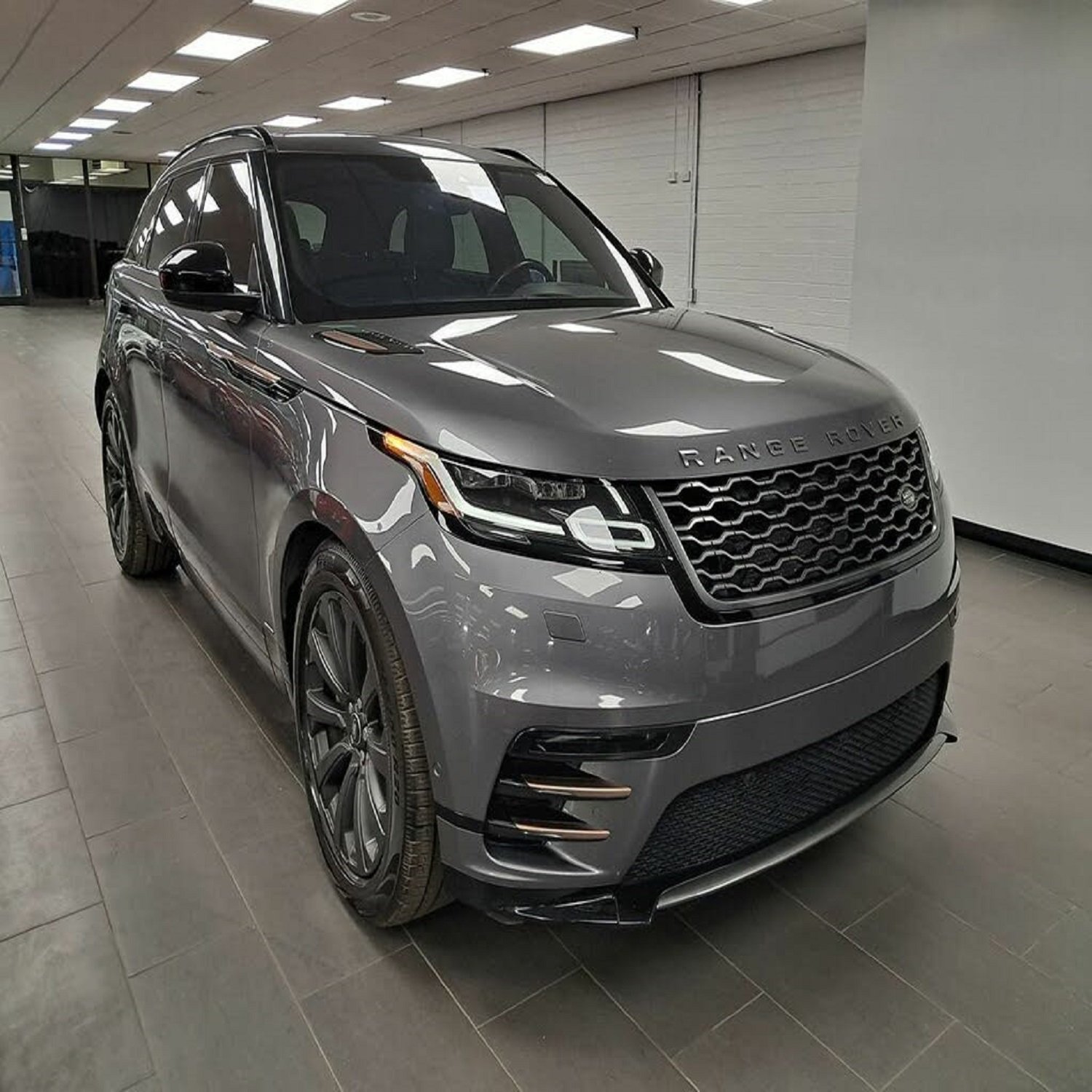 Neatly 2018 Land Rover Range Rover Velar P380 R-Dynamic SE