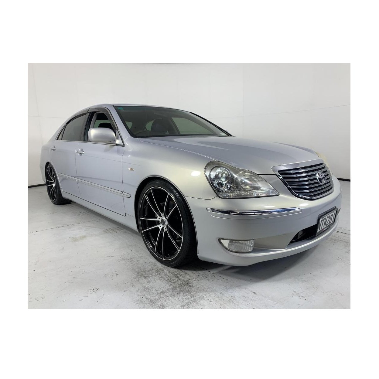 Used toyota CROWN Cars Majesta