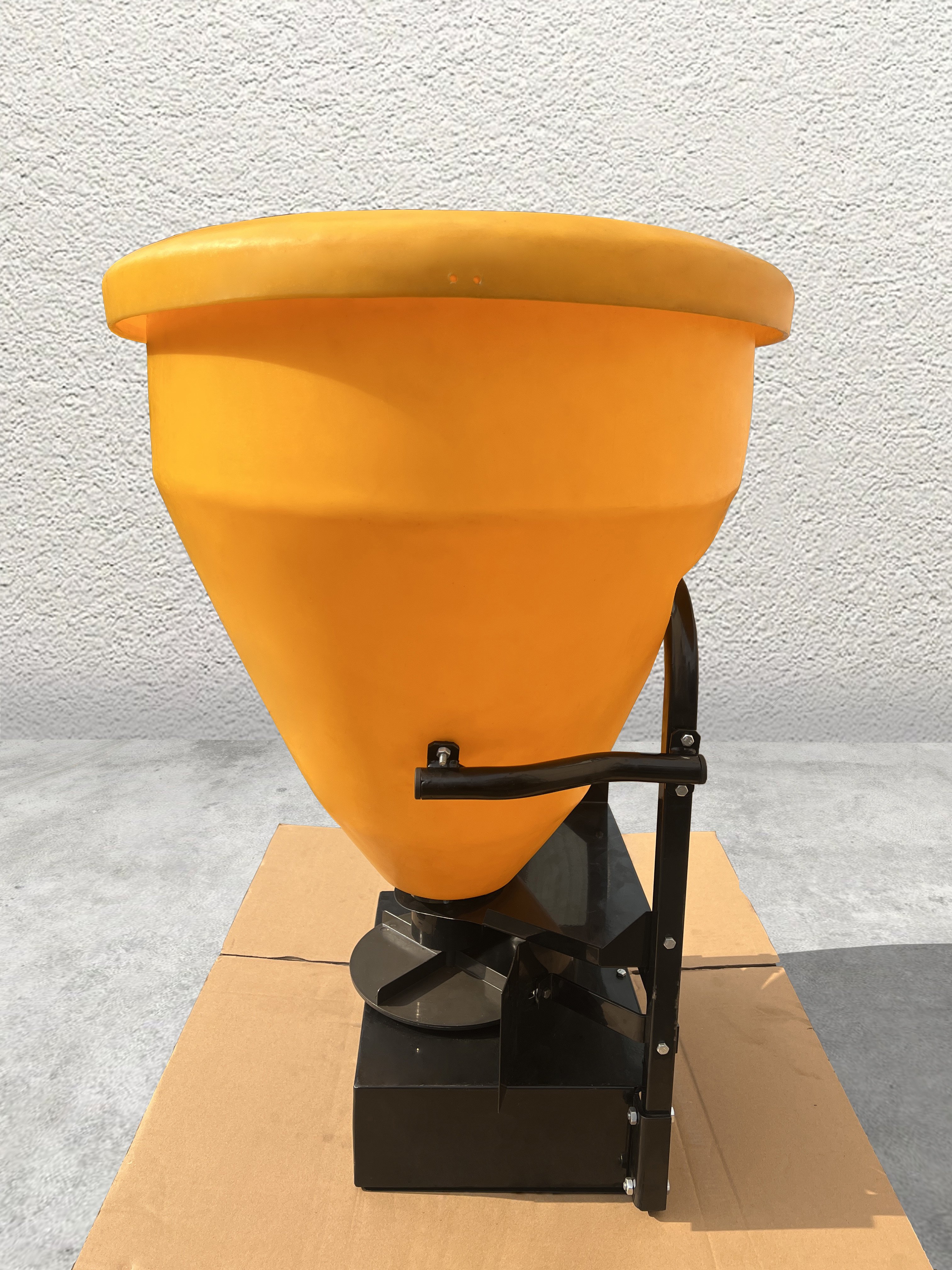 Plastic Spreader for ATV/UTV 100kg Capacity Tractor Fertilizer Spreader Spreading Speed-Control 7 Pole Plug