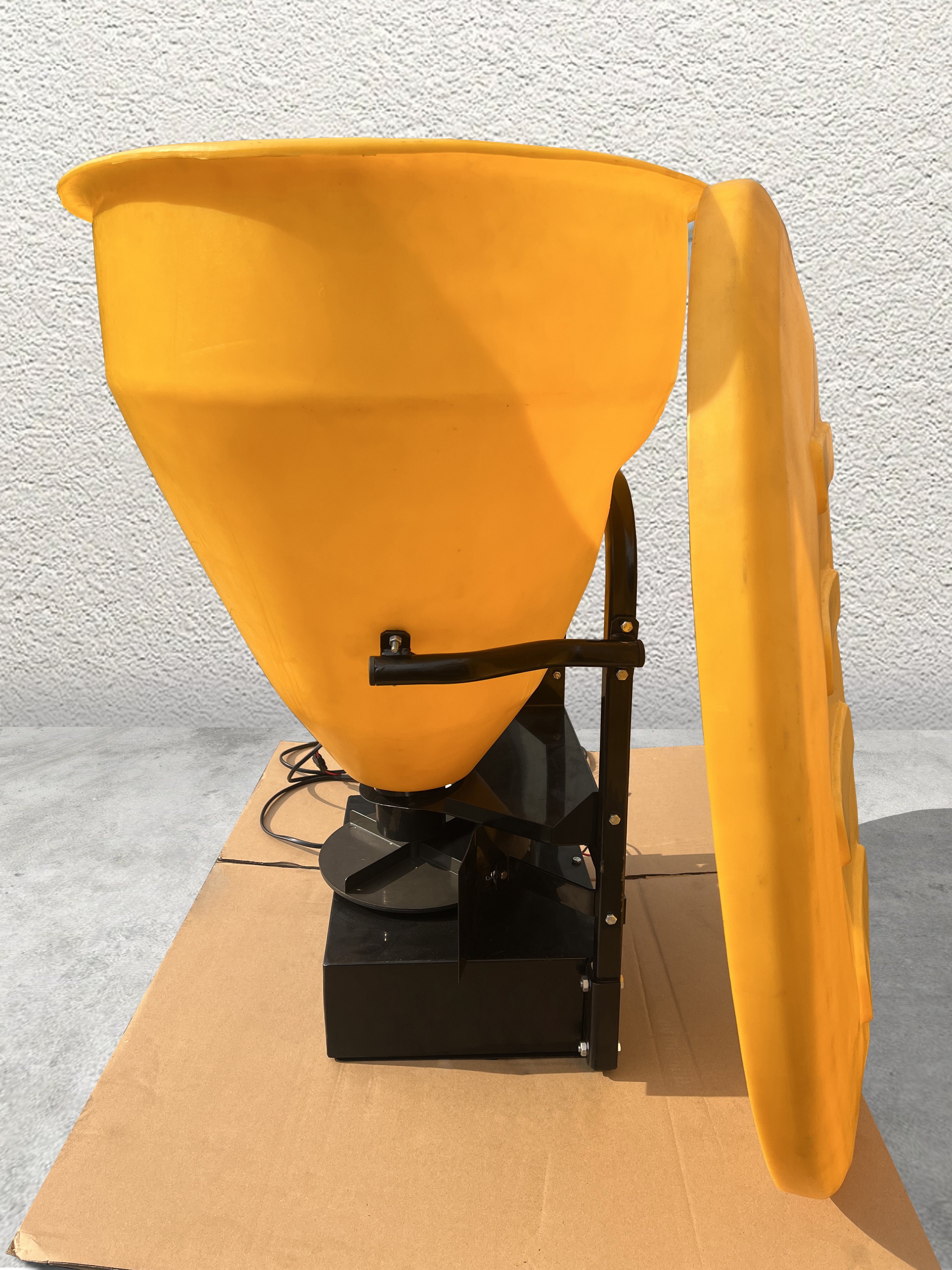 Plastic Spreader for ATV/UTV 100kg Capacity Tractor Fertilizer Spreader Spreading Speed-Control 7 Pole Plug