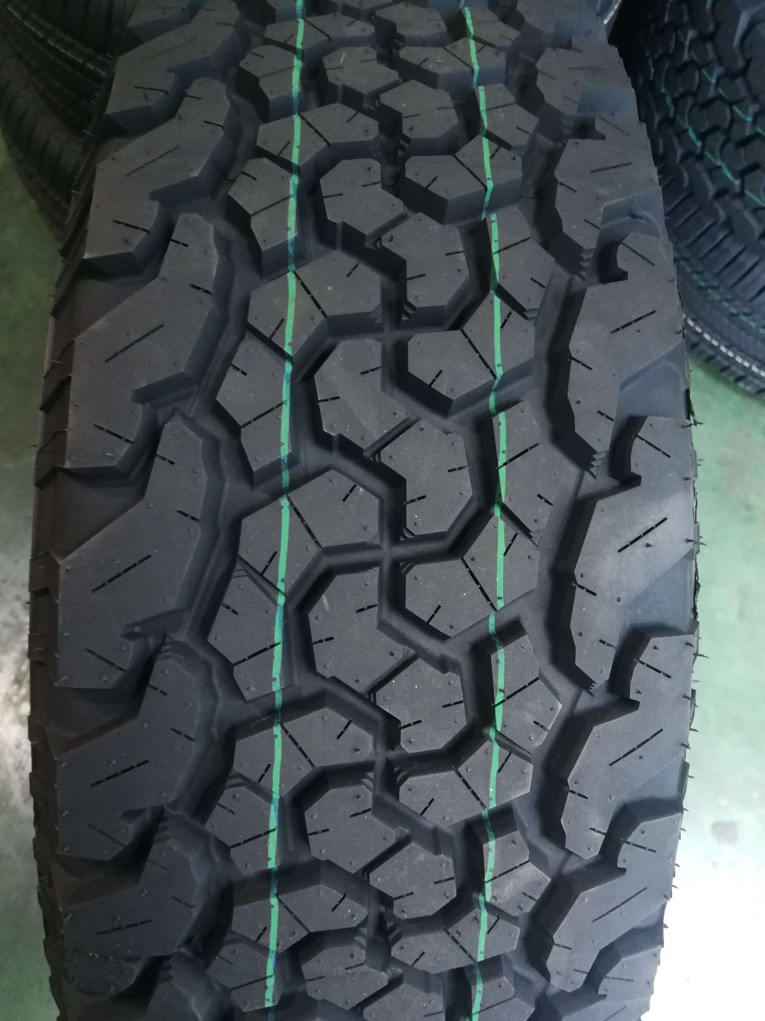 Chine Factory Cheap Price at MT Tyre All Terrain Mud SUV Car Tire LT215/75R15 LT285/60R18 P285/60R18 in Stock