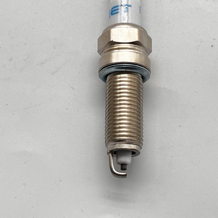 Spark Plug LZKR6B-10E for Auto Engine Ignition Vehicle Spark Plug Candles LZKR6B-10E