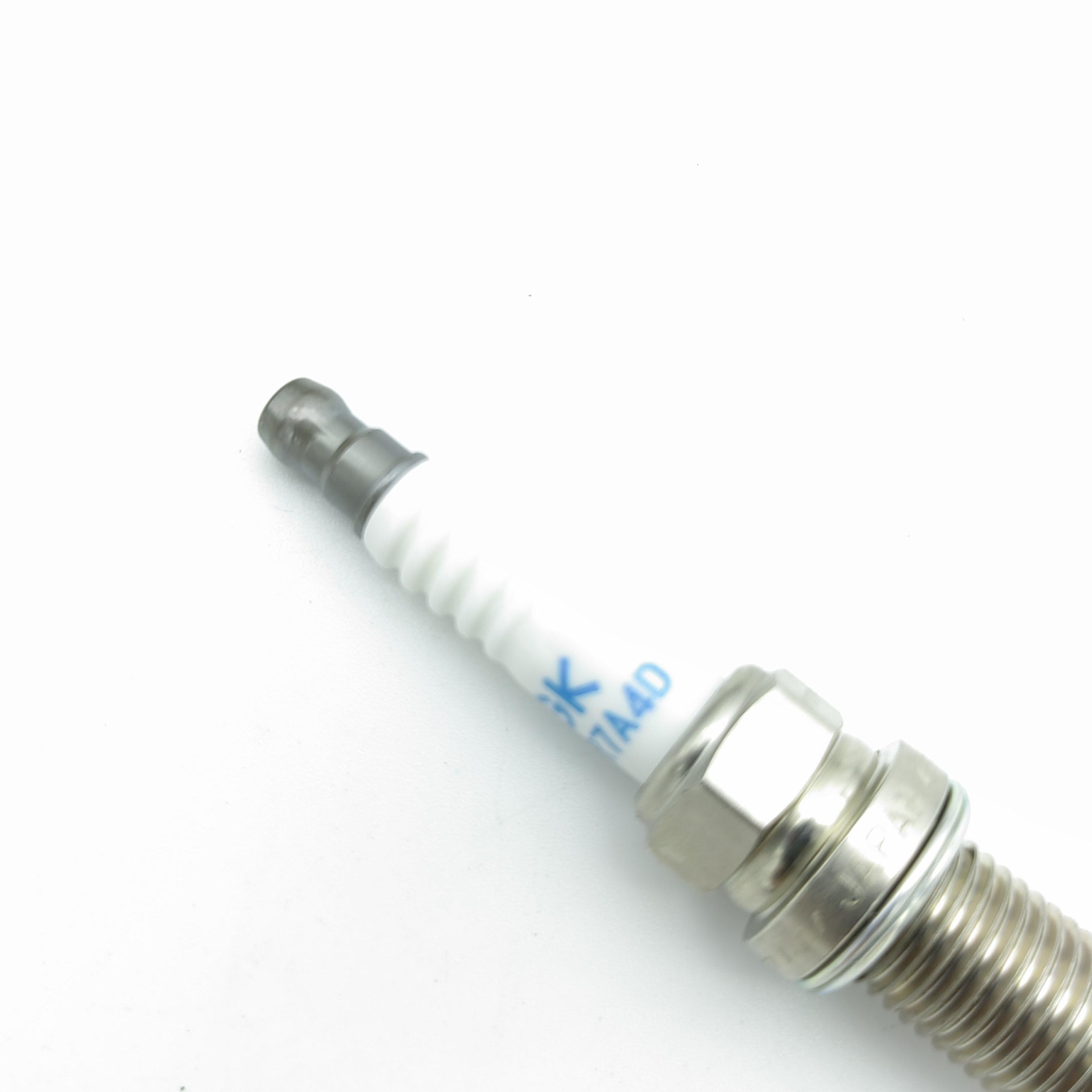 Applicable to CNG SAIC Hongyan Natu LNGral Gas Platinum Spark Plug ILKAR7A4D 7A7 Spark Plug 96850 HTC MAN MT07 LN100-3705002