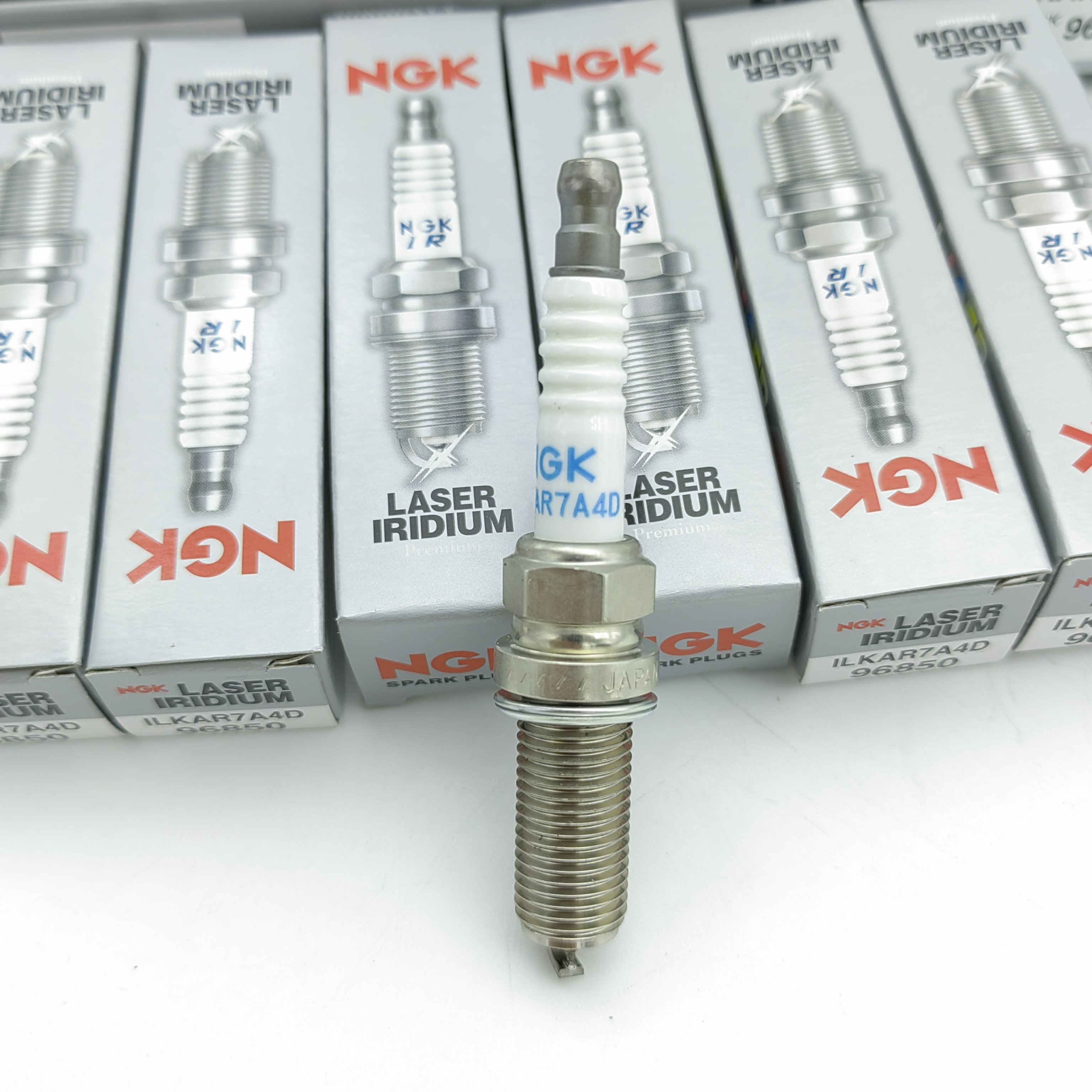 Applicable to CNG SAIC Hongyan Natu LNGral Gas Platinum Spark Plug ILKAR7A4D 7A7 Spark Plug 96850 HTC MAN MT07 LN100-3705002