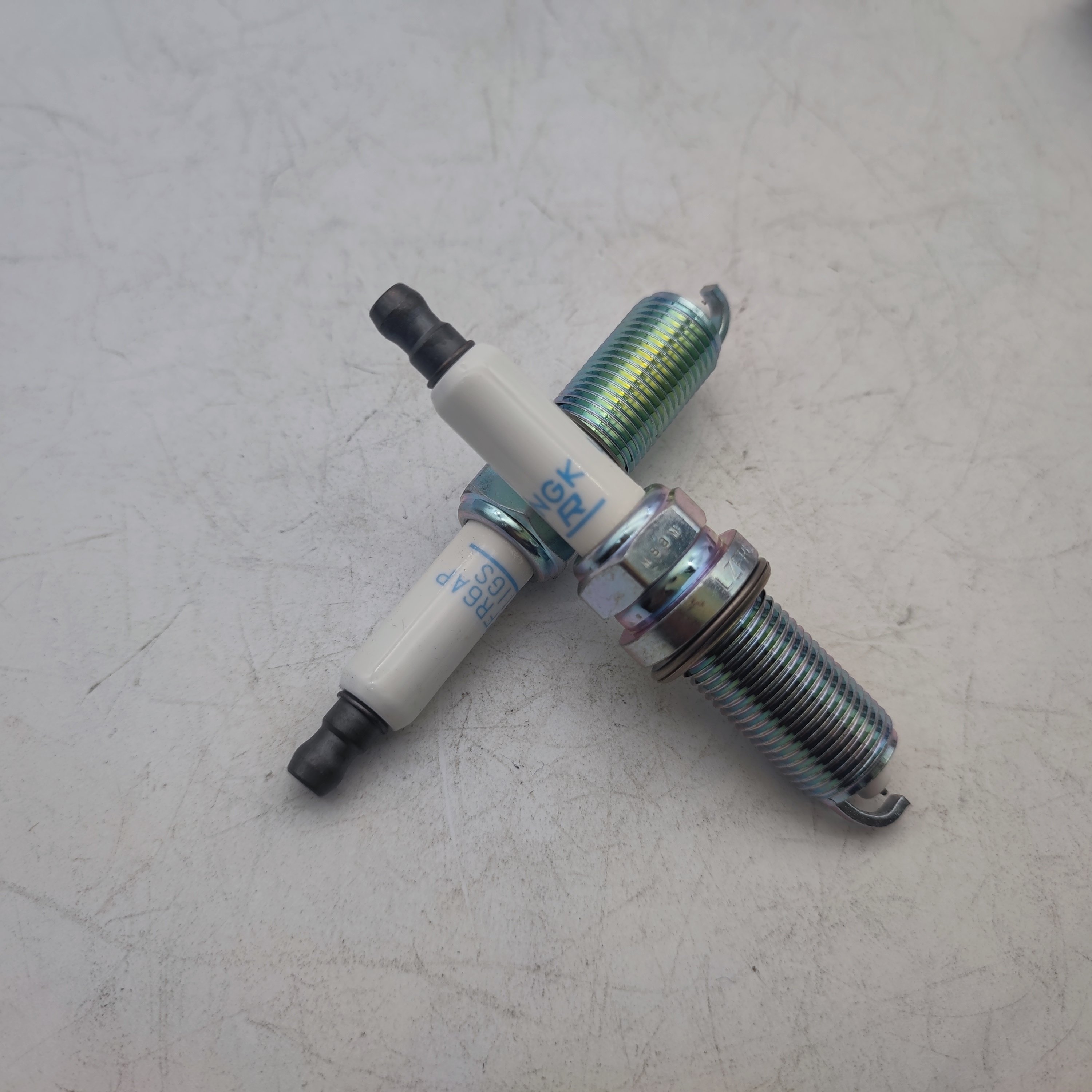 Automobile spark plugs Factory original price, suitable for common car models on the market Strong and durable