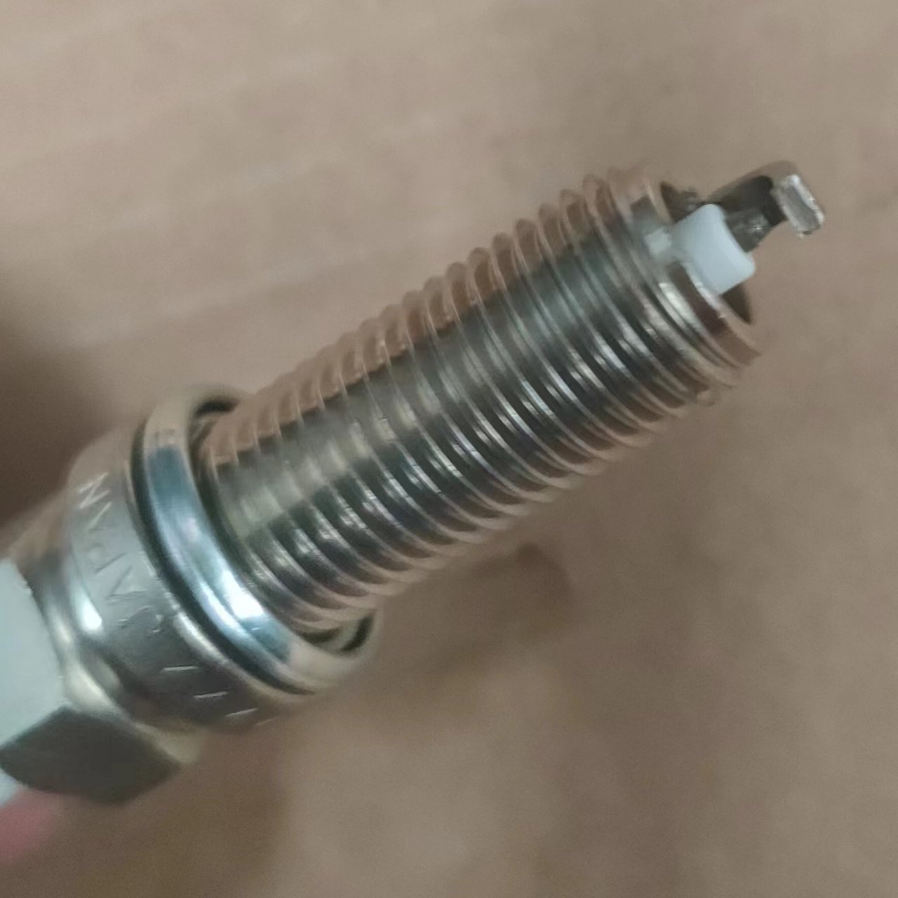 High quality auto parts Engine accessories JAN100-3705002Yuchai gas engine spark plug Original spark plug