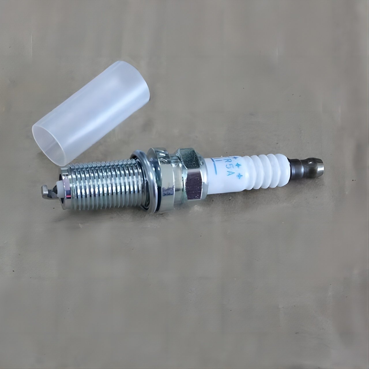 22401-5M015 PLFR5A-11 High Quality spark plug For Nissan ALTIMA ELGRAND OE 224015M015