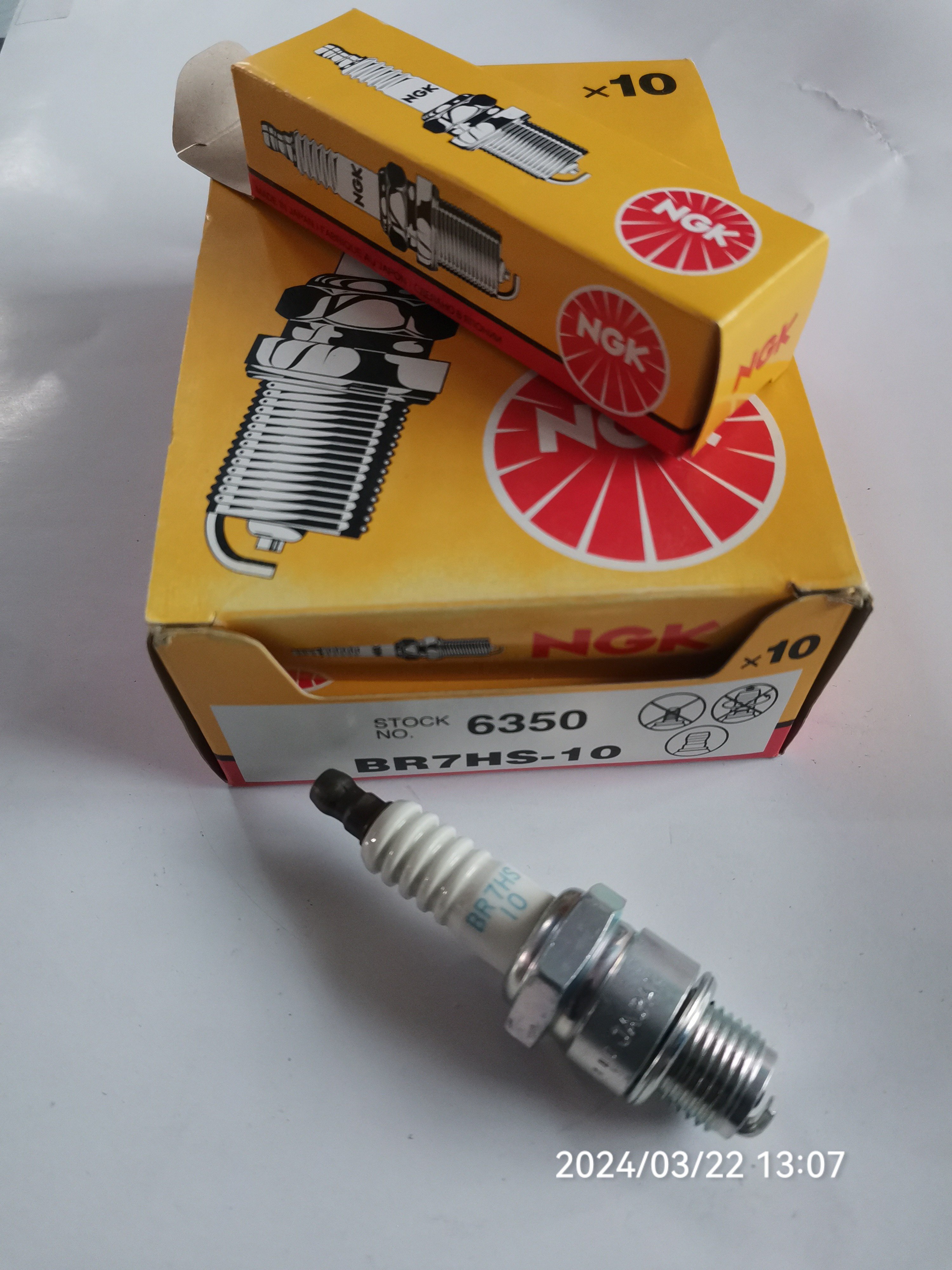 NGK BR7HS-10 6350 Motorcycle spark plug is suitable for two punch boat hanging machine motorboat speedboat outboard machine