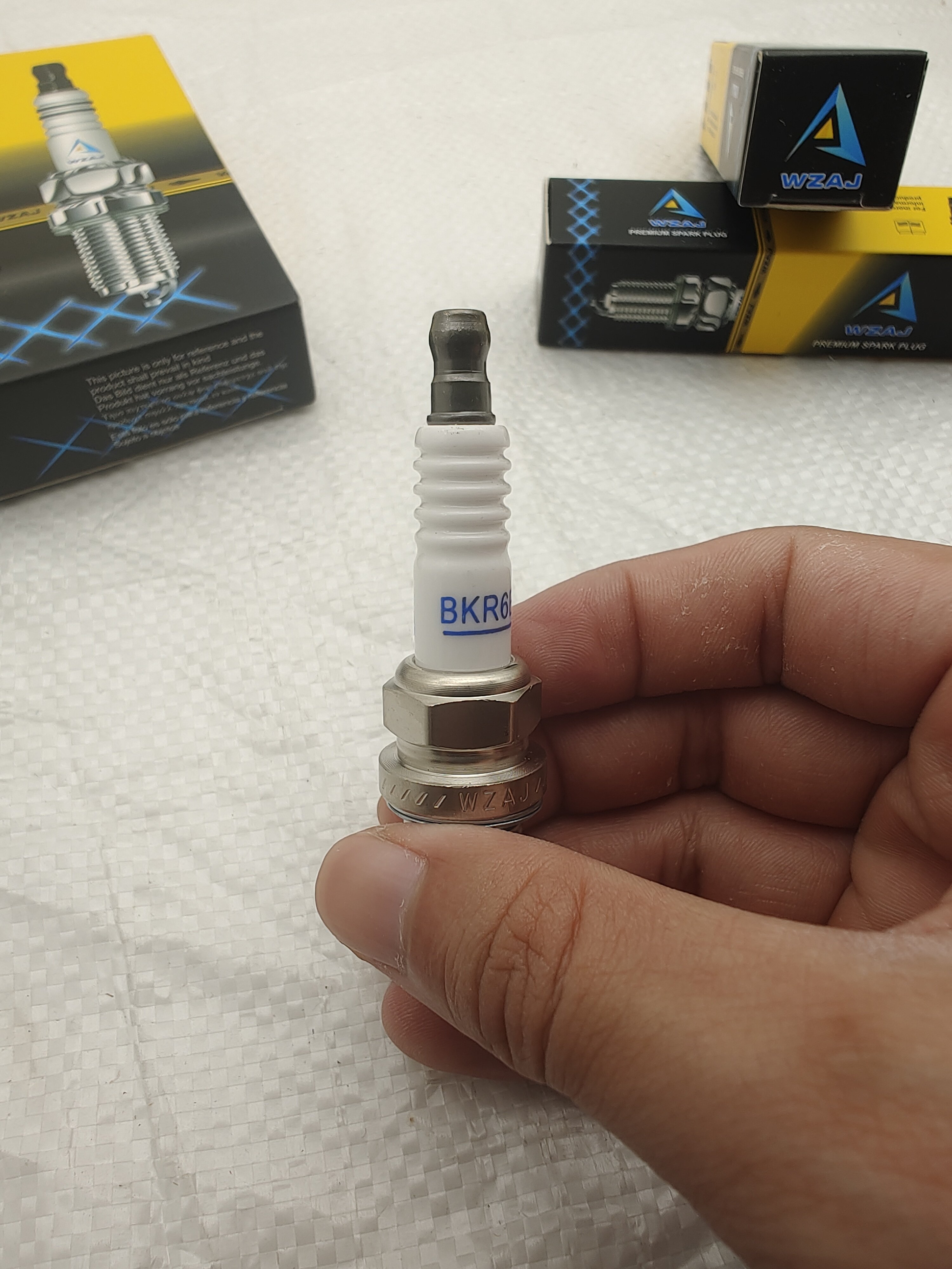 Wholesale spark plug bujia ET-BKR7-LPG for Toyota