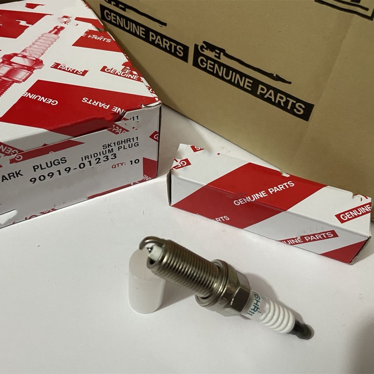 Iridium Spark Plugs For Toyota Land Cruiser Yaris 90919-01233 9091901233 SK16HR11 SK16HR-11 Spark Plug