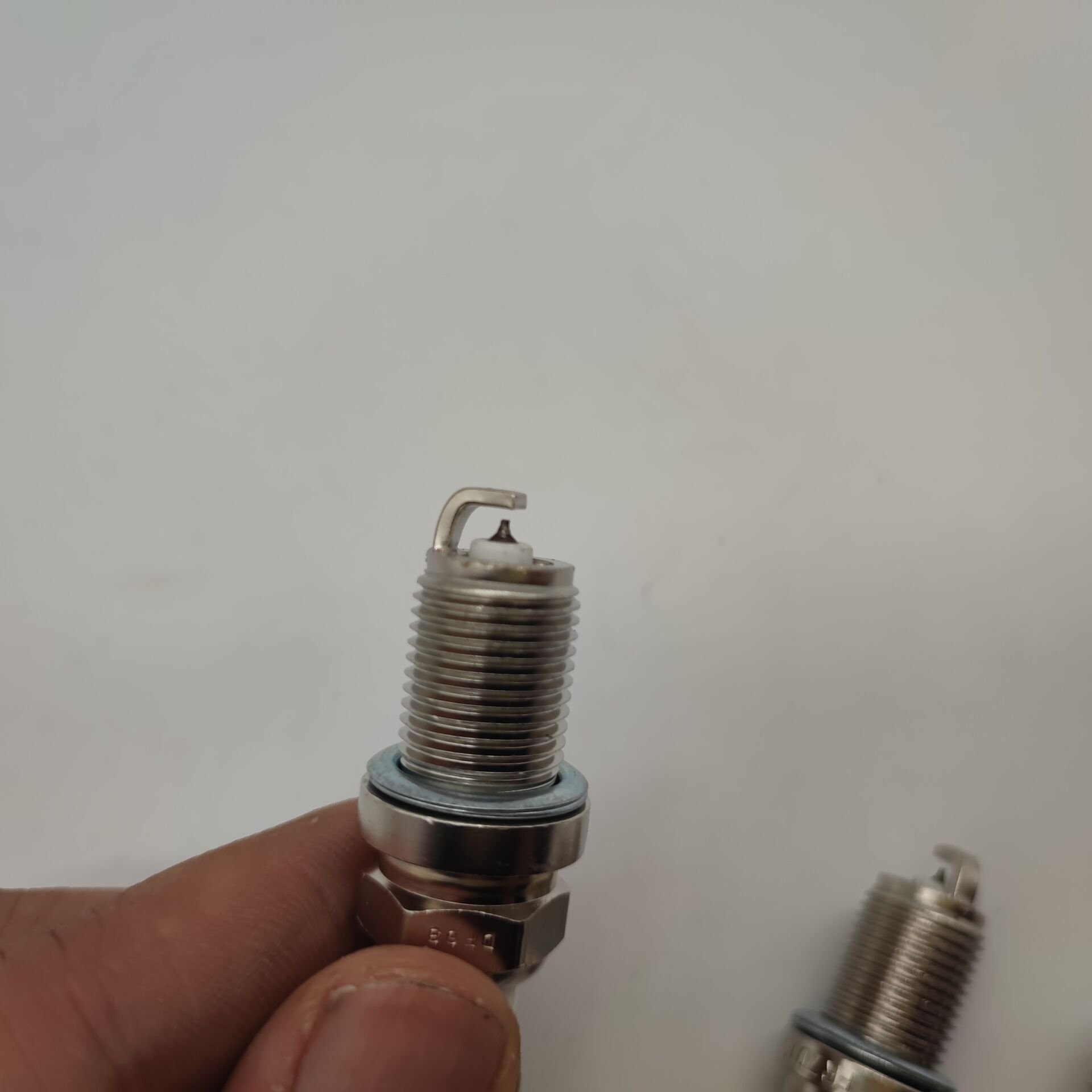 4-cylinder automobile engine alloy spark plug suitable for 2.4L 2.0L K7