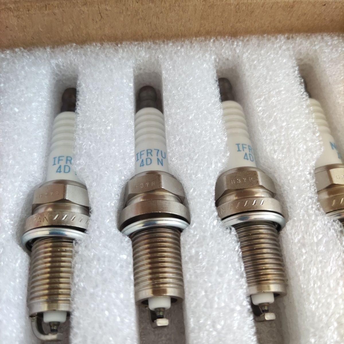 Low Price Guaranteed Quality Vg1238040006A Sinotruk Howo T10 T12 Natural Gas Engine Sparking Plug