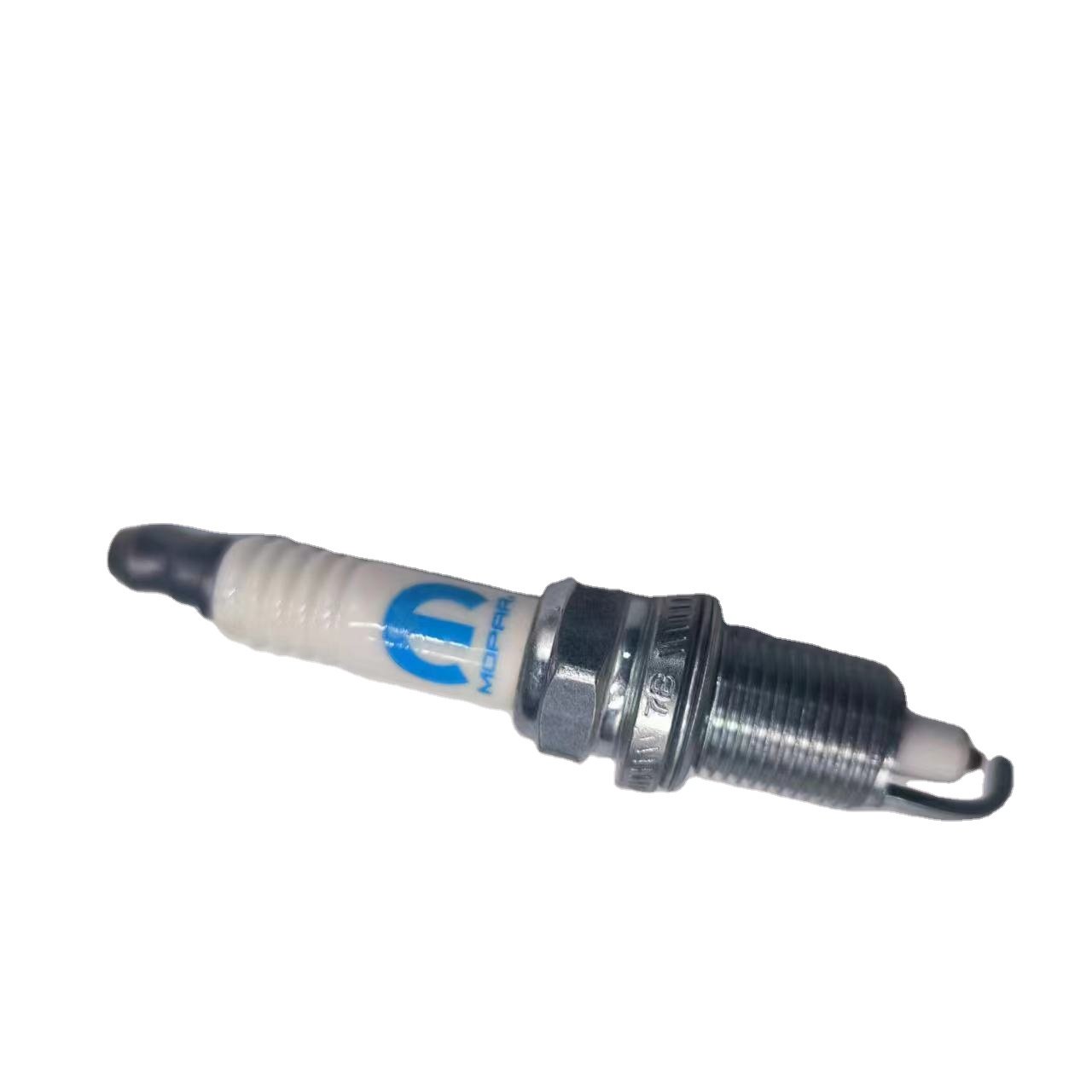 Applicable to j-eep Chrysler 300C3.5 spark plug original authentic 68304017AA