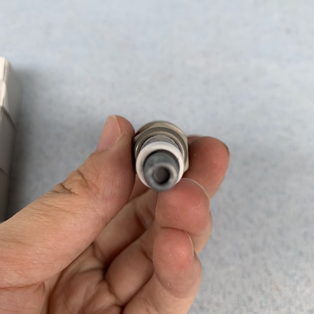 Car engine spark plug 12122158253 PLZFR6A-11S FOR AUTO E87 E88 E82 E90 E92 E91 E60 E83 E70 E85 E89 Z4 X3 X5