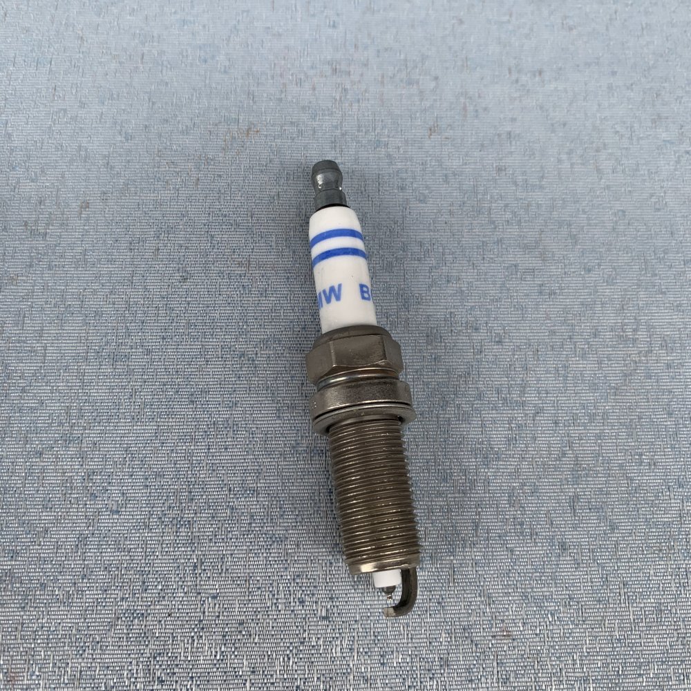 Car engine spark plug 12122158253 PLZFR6A-11S FOR AUTO E87 E88 E82 E90 E92 E91 E60 E83 E70 E85 E89 Z4 X3 X5