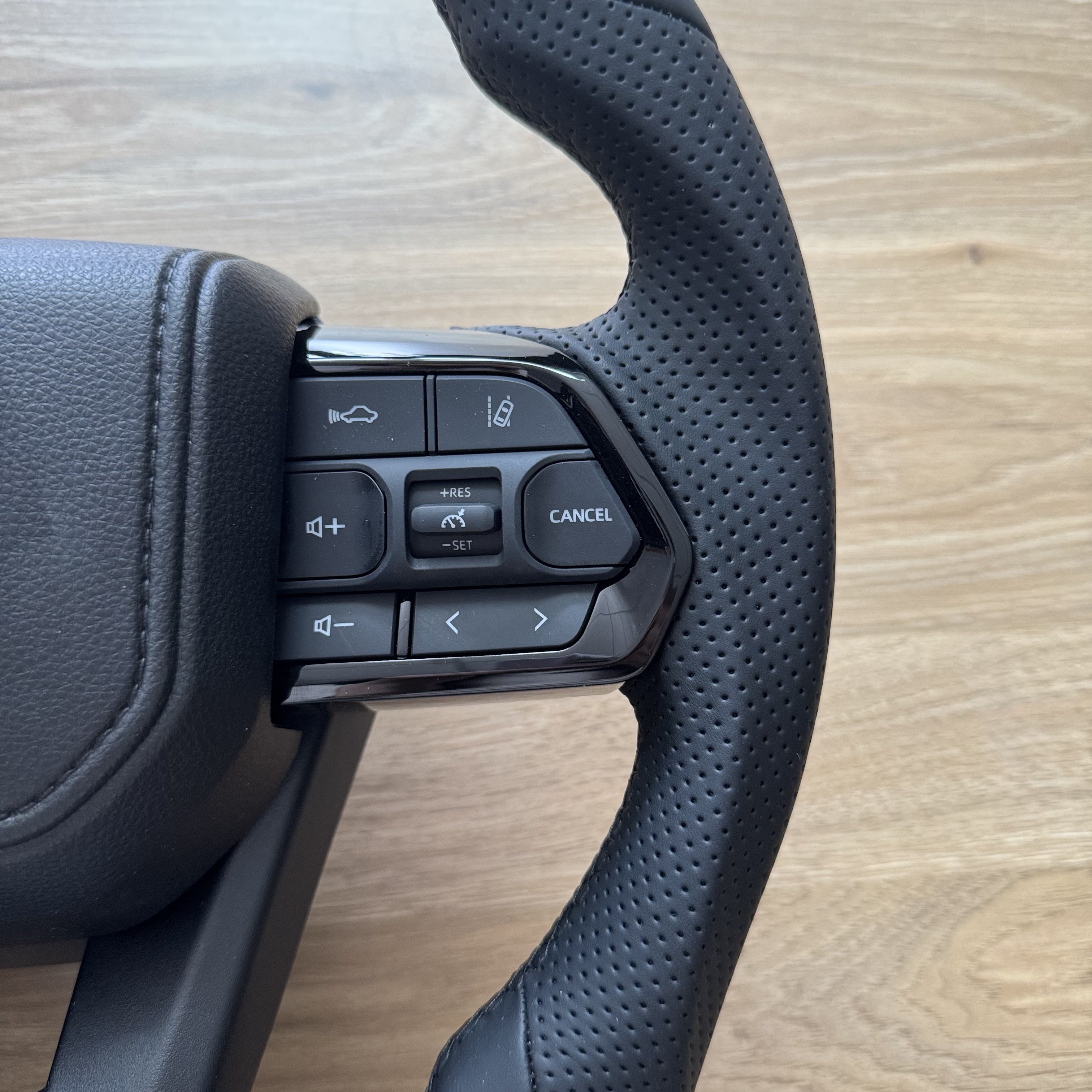 leather Car Steering wheel Bright black Steering wheel For Toyota LAND CRUISER LC200 2006-2023
