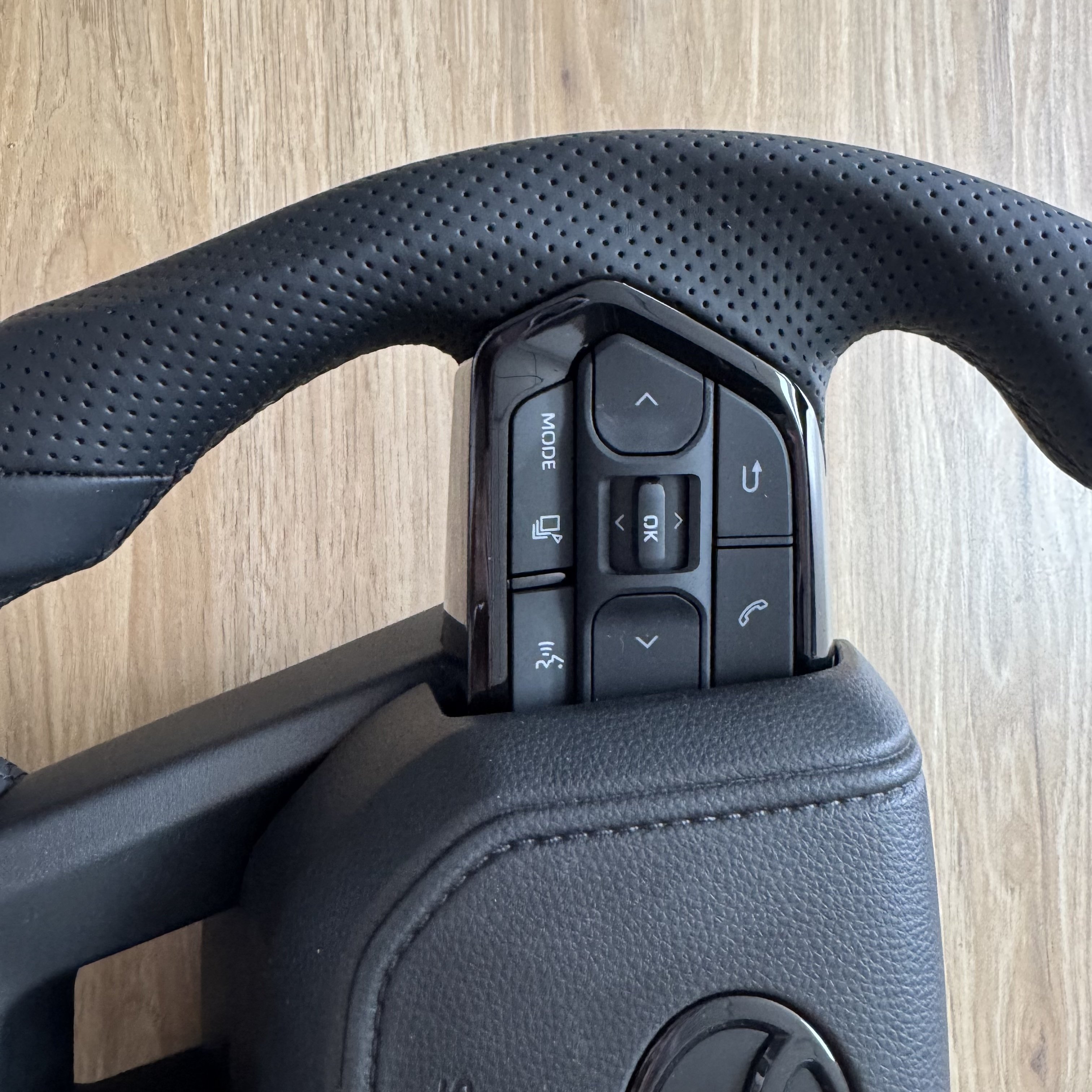 leather Car Steering wheel Bright black Steering wheel For Toyota LAND CRUISER LC200 2006-2023