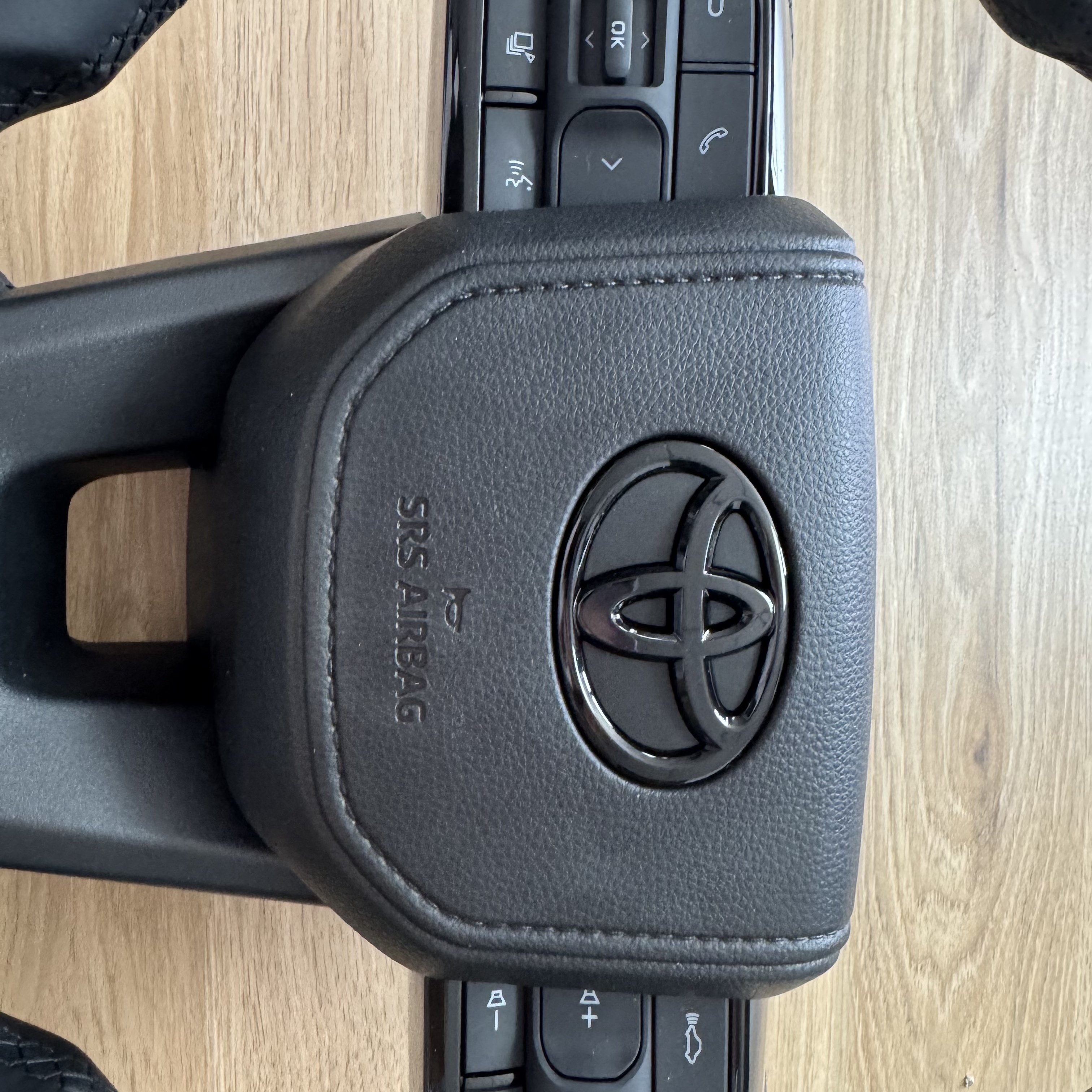 leather Car Steering wheel Bright black Steering wheel For Toyota LAND CRUISER LC200 2006-2023