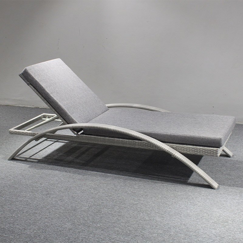 Hotsale Rattan Outdoor Furniture Garden Wicker Aluminum Sun Lounger With Armrest As Chaise Lounge Use