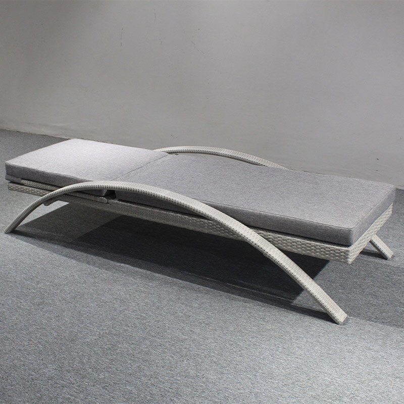 Hotsale Rattan Outdoor Furniture Garden Wicker Aluminum Sun Lounger With Armrest As Chaise Lounge Use