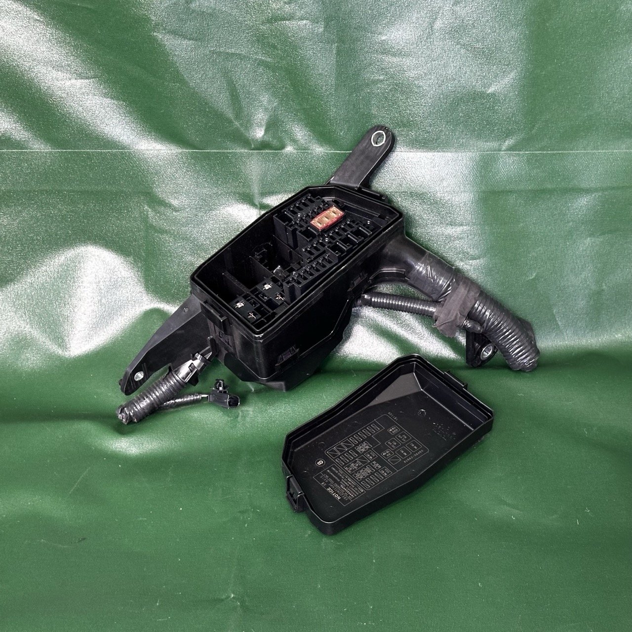 82742-33050 82663-33220 82662-06A10 82662-06780 Insurance relay box FOR TOYOTA CAMRY
