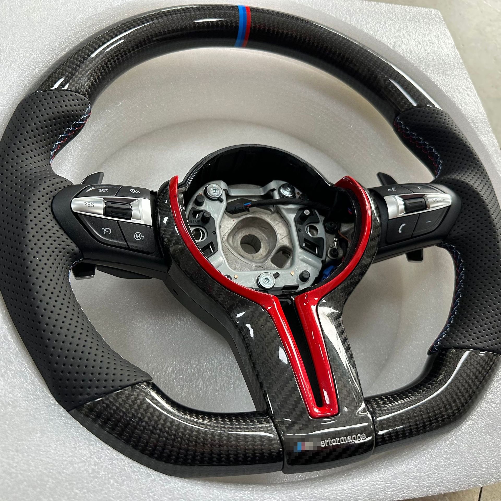F30 F10 F32 E60 E46 E90 X5 E70 M3 M4 M5 M6 F90 F80 F82 F87 Carbon Fiber Steering Wheel for BMW