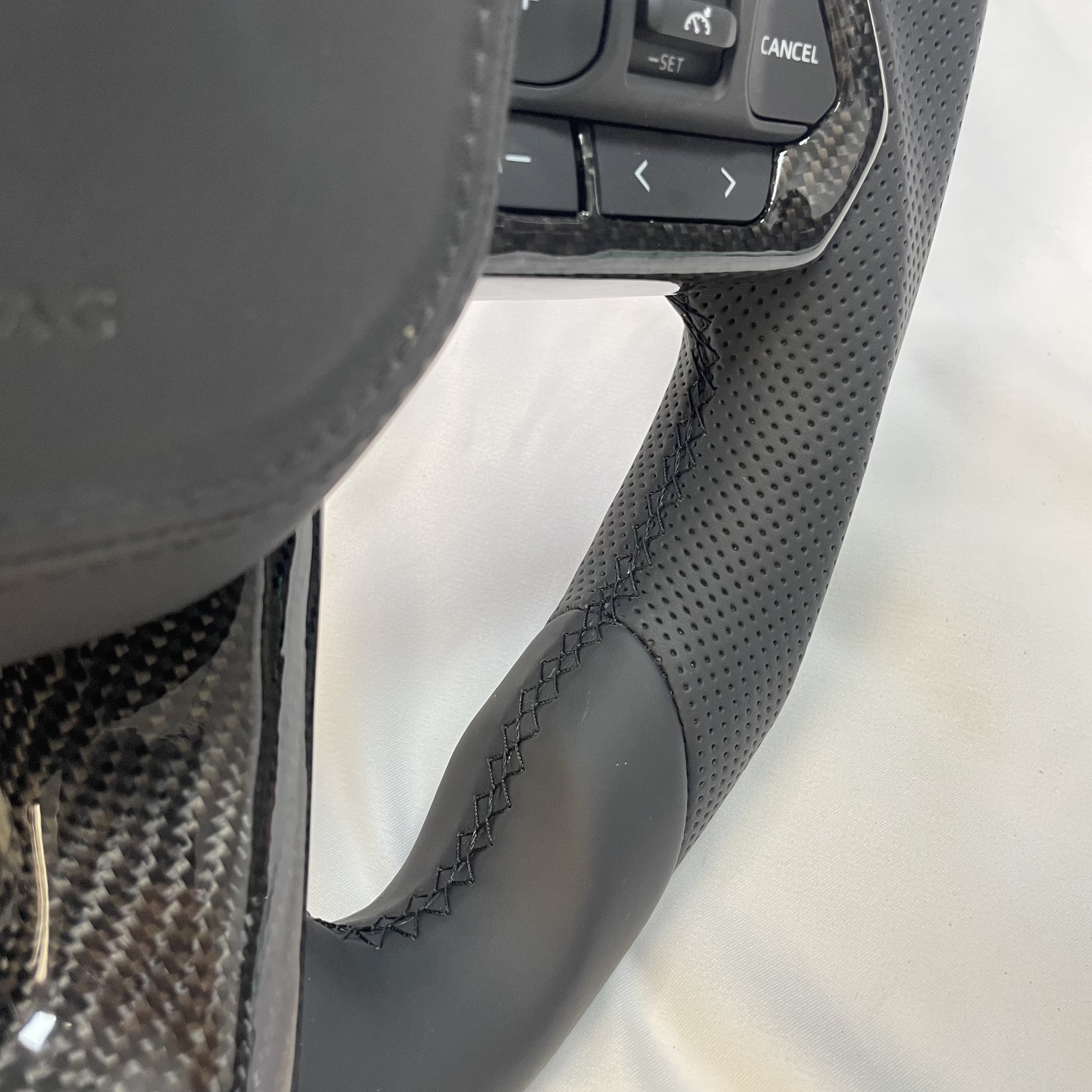 Upgrade LC300 Custom Style SUV Style Steering Wheel Fit For Toyota LAND CRUISER LC79 LC76 Full Carbon Fiber Steering Wheel