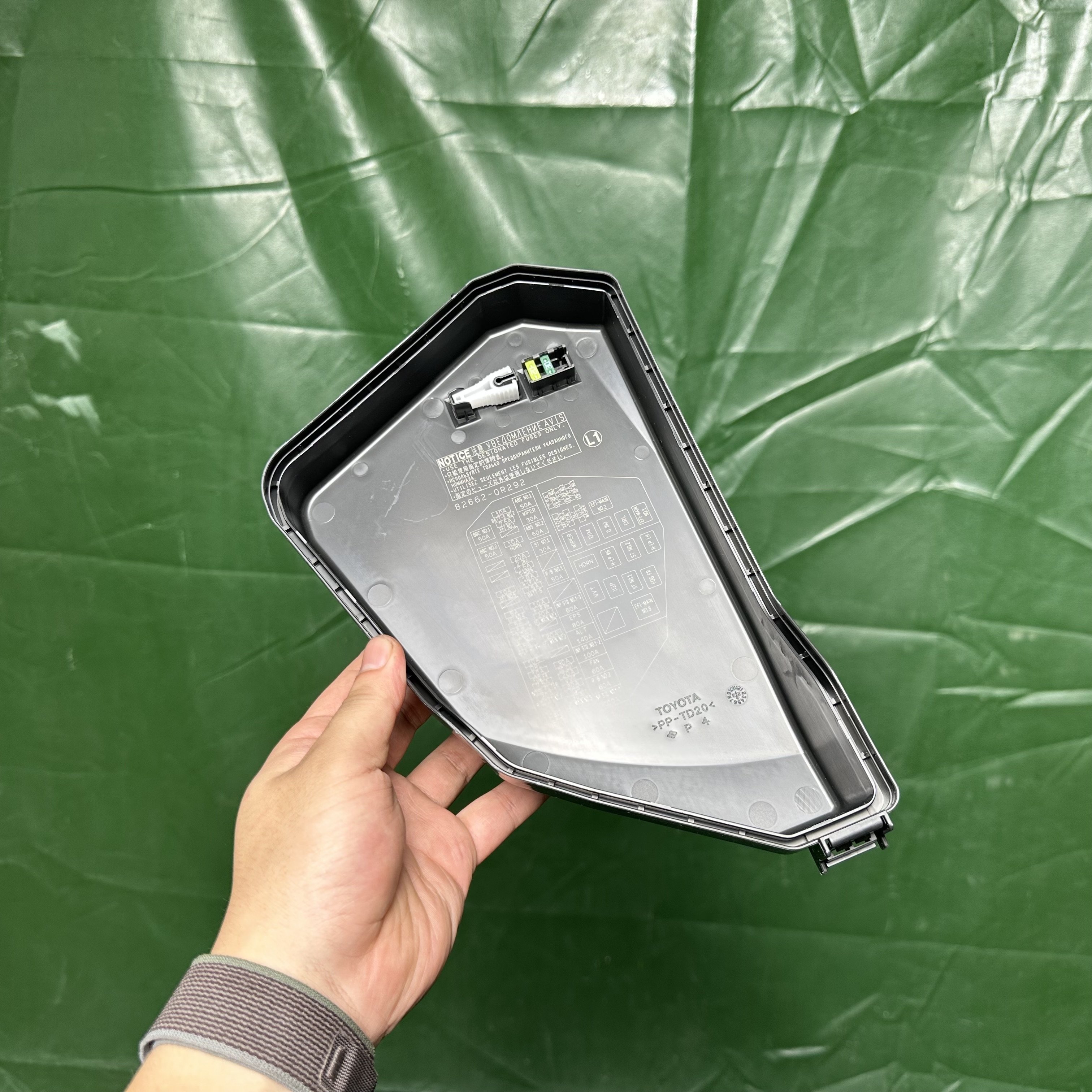 82662-42701 82662-42711 82662-0R241 82662-0R391 82662-0R660 82662-48580 the Top Cover of the Insurance Relay Box for TOYOTA RAV4