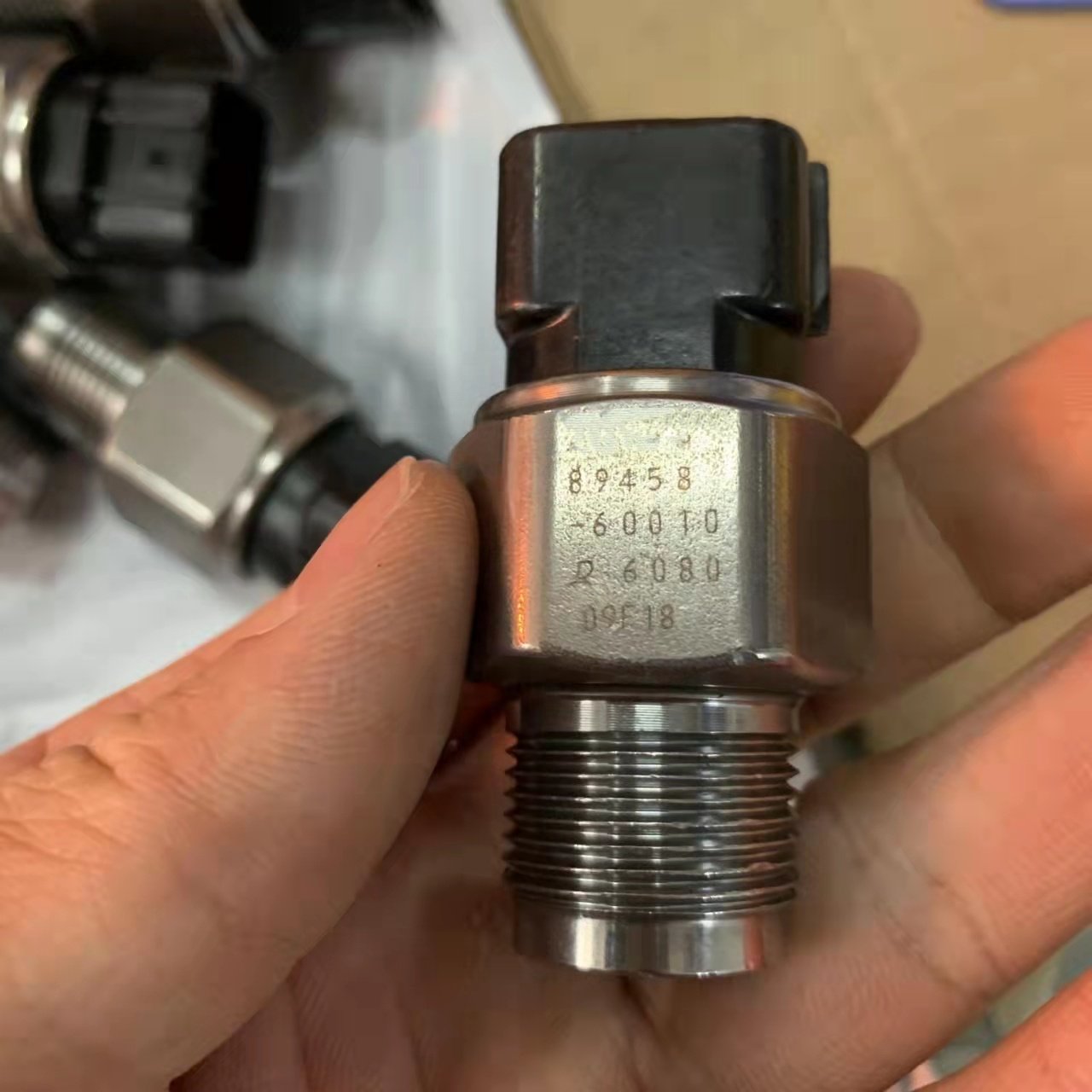 Fuel Rail Common Oil High Pressure Sensor Switch 89458-60010 499000-6080 For Toyota Corolla Hilux RAV4 Verso 2.0 D4D