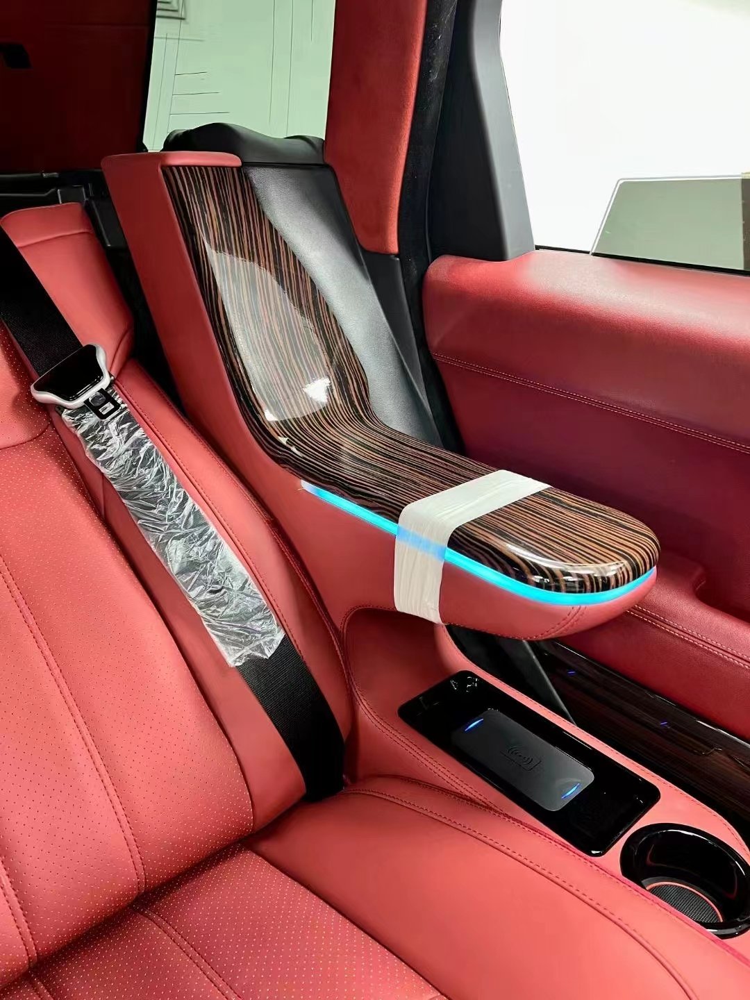 Mingao Luxury Electric Adjustable VIP Car Seat Suitable for All SUVs with Armrest Box Hidden Table Wireless Charging Seat