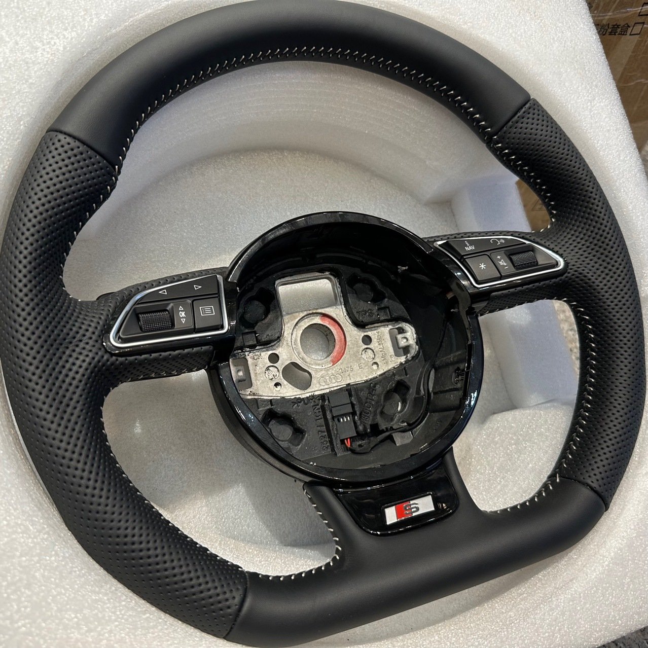Vehicle wholesale carbon fiber steering wheel made in China black car steering wheel