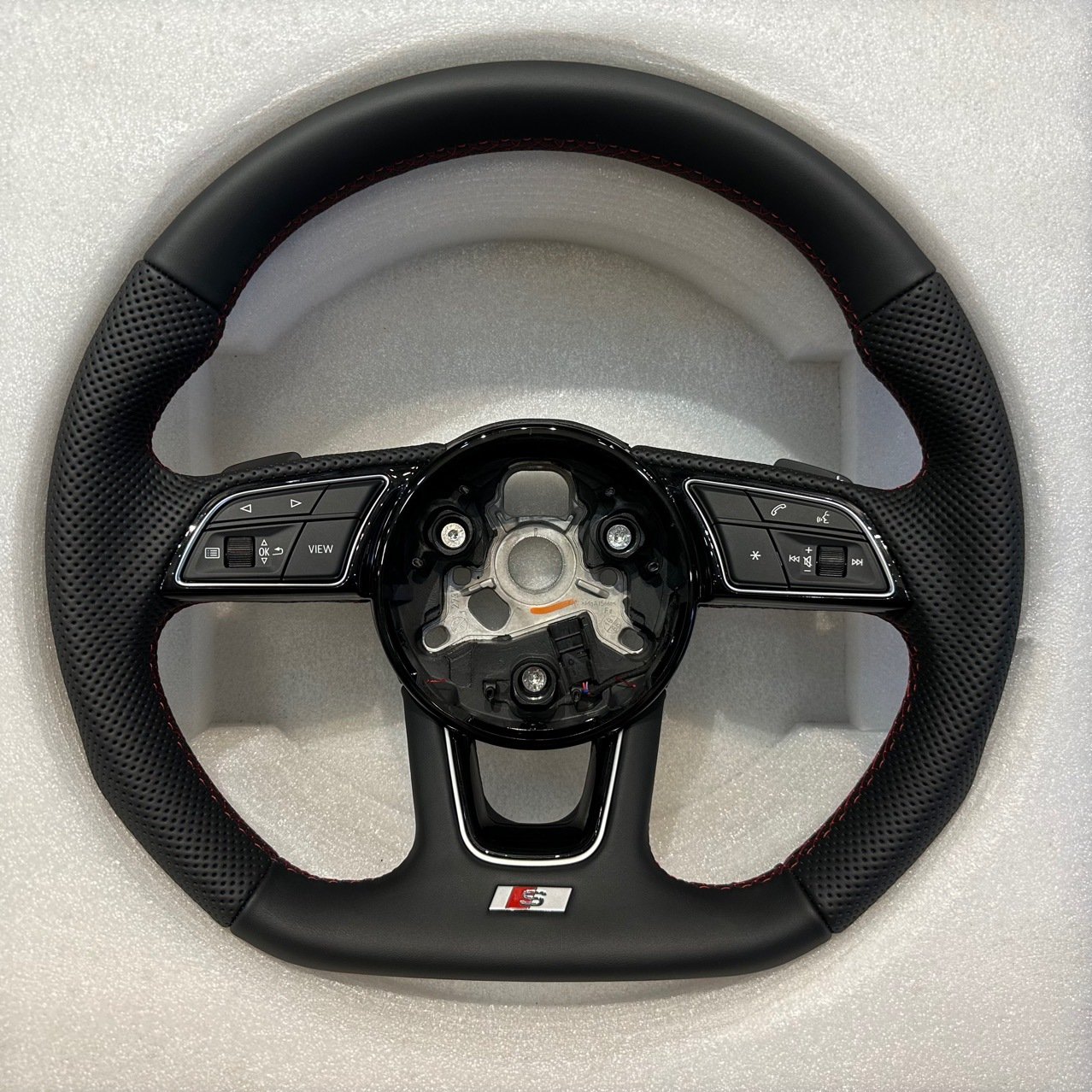Vehicle wholesale carbon fiber steering wheel made in China black car steering wheel