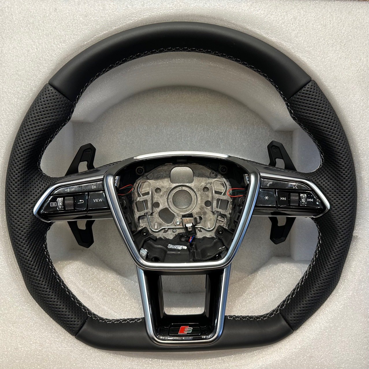 Vehicle wholesale carbon fiber steering wheel made in China black car steering wheel