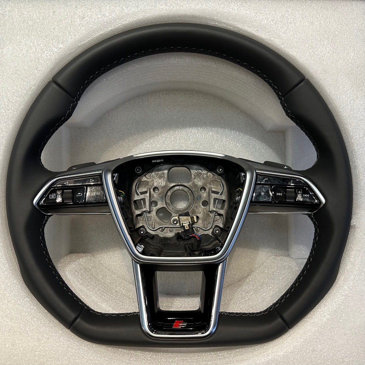 Vehicle wholesale carbon fiber steering wheel made in China black car steering wheel