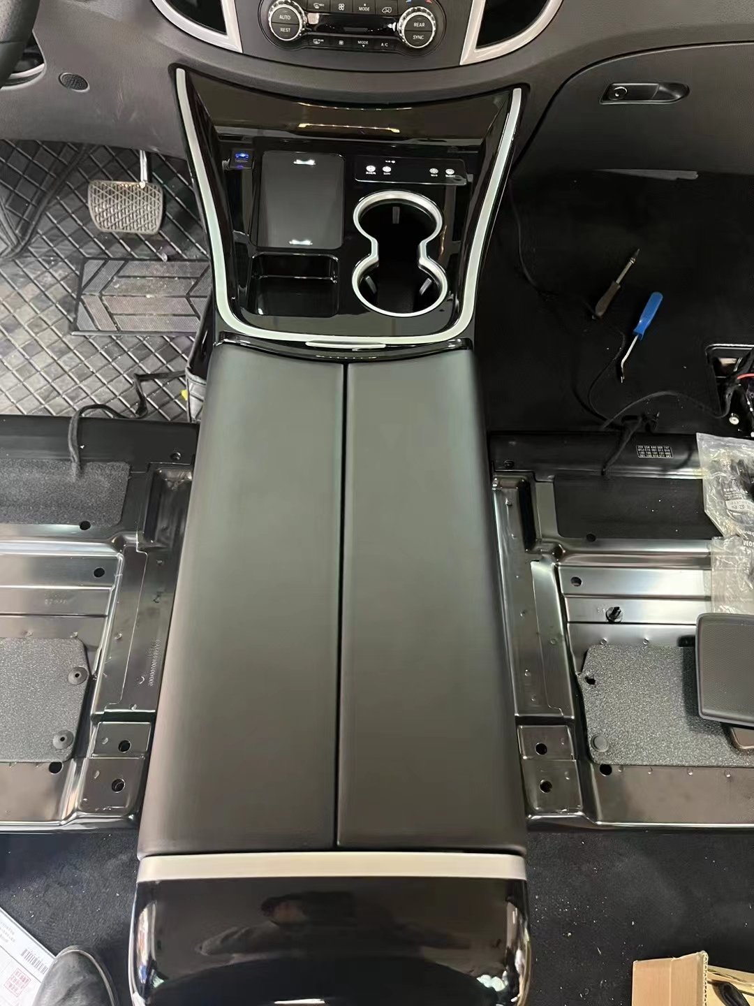 Wireless Charging Front Seat Luxury Car Armrest With Cup Holder Suitable for Mercedes Vehicles