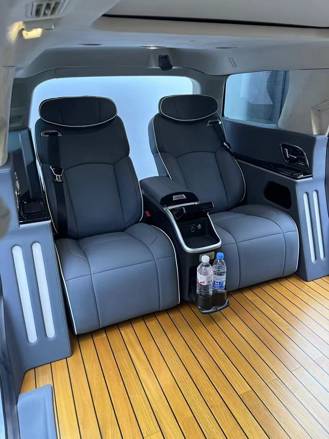 Luxury Single Electric Car Chair Customized SUV Seat Rear Seat with Armrest Box