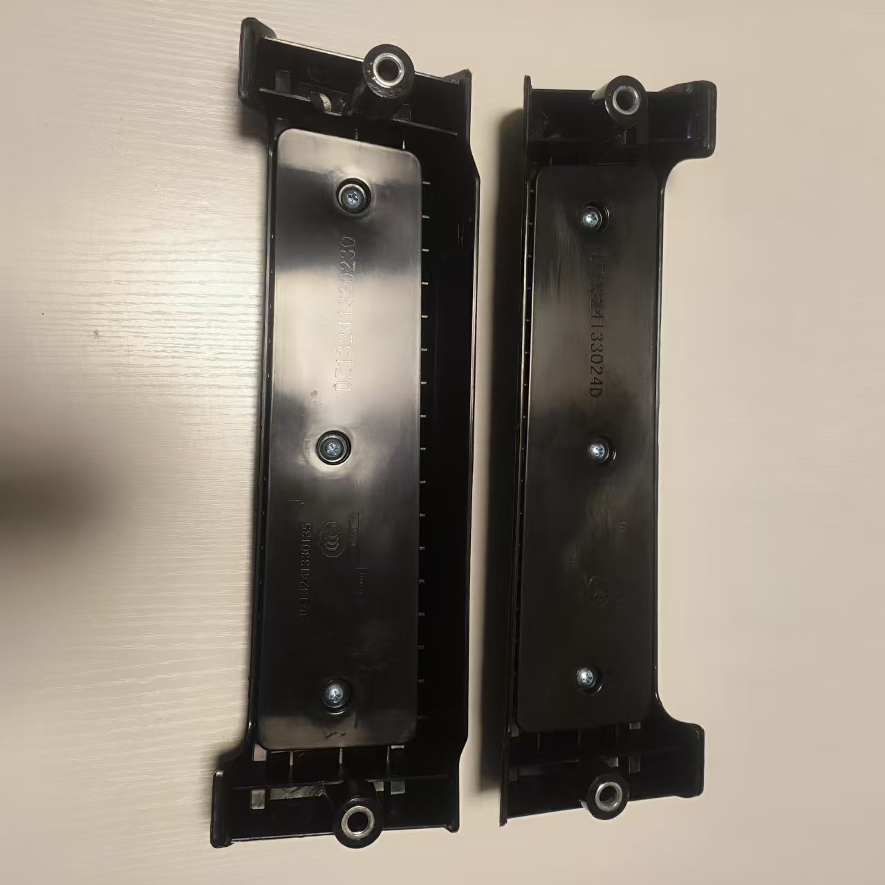 Heavy -duty Truck Truck Cab Parts Door Armrest DZ13241330230 DZ13241330240