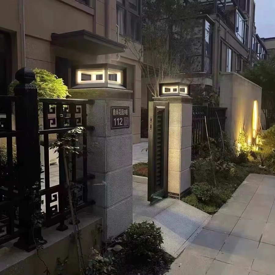 Modern and Fashionable Solar Powered Door Pillar Lights Courtyard Gates Walls Villas Outdoor Electrical protection Pillar Lights