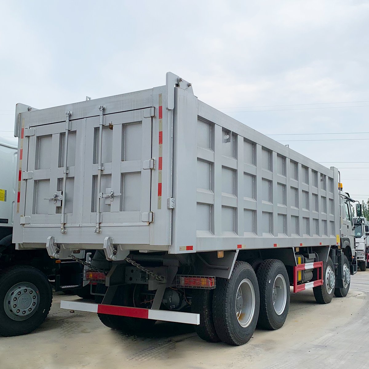 SINO TRUCK 12 Wheeler 30 Cubic Meters HOWO 40tons 8x4 6x4 Used Tipper Dump Truck
