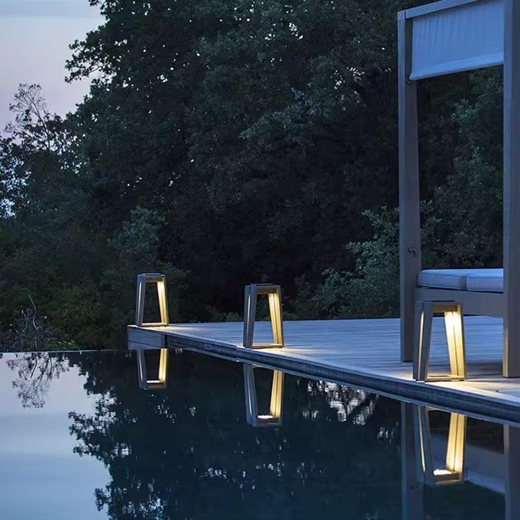Outdoor IP65 Waterproof Led Bollard for Hotel Aluminium Modern Style COB Led Garden Light 18W Pathway Bollard Solar Lawn Lamp