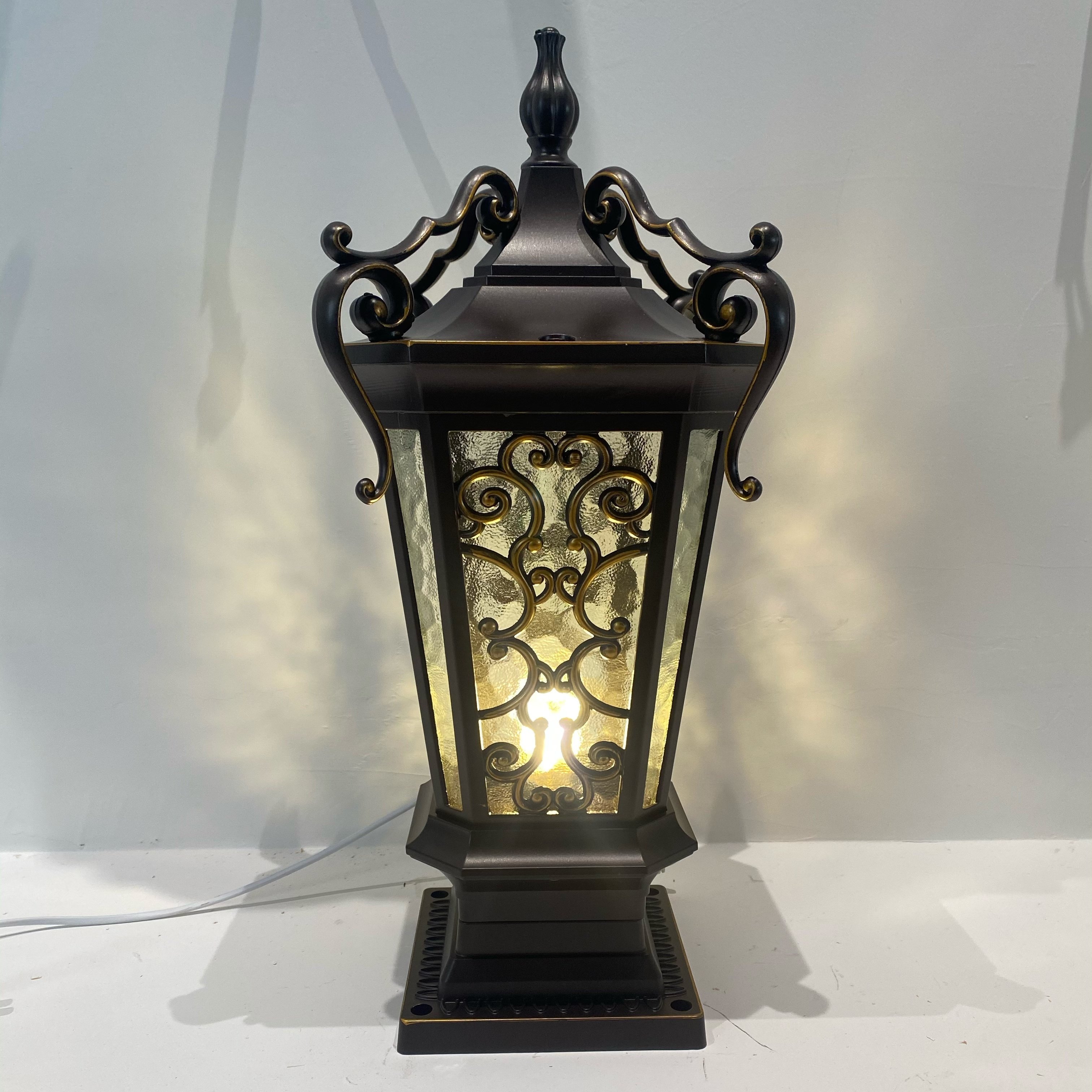 High Quality and High Brightness Garden Pillar Lamp Ip65 Waterproof Electric E27 Door Pillar Lamp European Style Pillar Lamp
