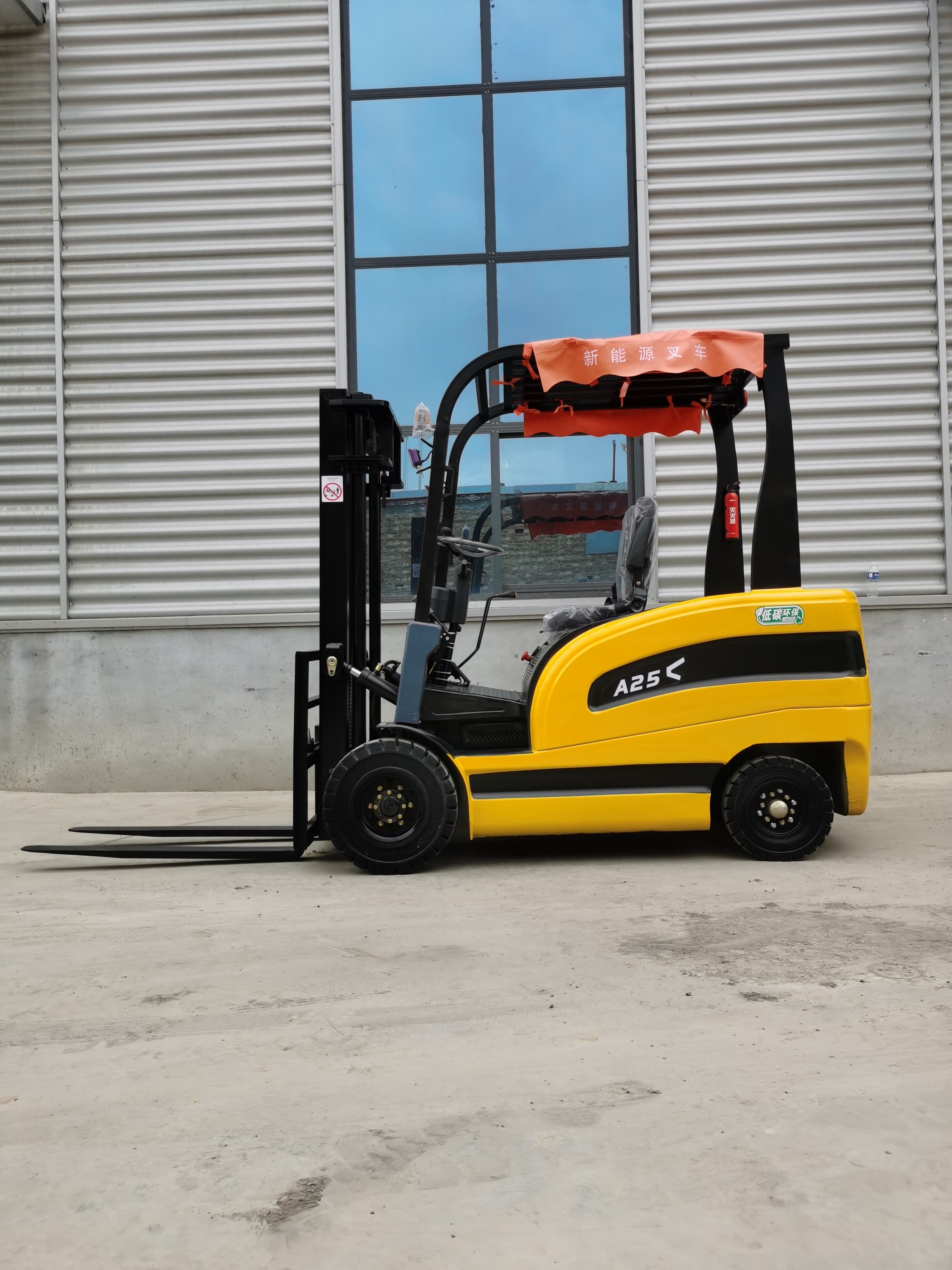 Hot Selling Small Forklift with Four-wheel Drive and Dual AC Motor, Capable of Carrying 1000kg, 2t3t Electric Forklift