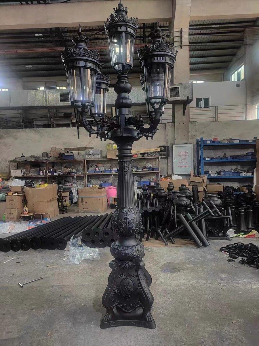 European Style Large-scale Retro Outdoor Landscape Lamp for Garden or Village Creative Retro Outdoor Landscape Lamp for Garden