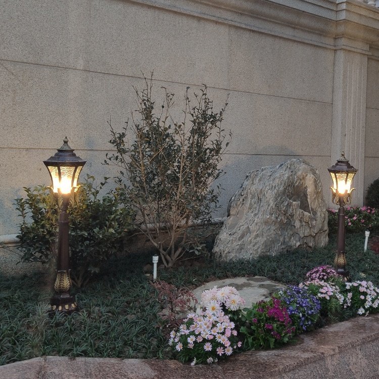 Vintage Luxury Post Main Gate Lamp Modern Outdoor Pillar Light lane Garden Solar Pillar Lamp