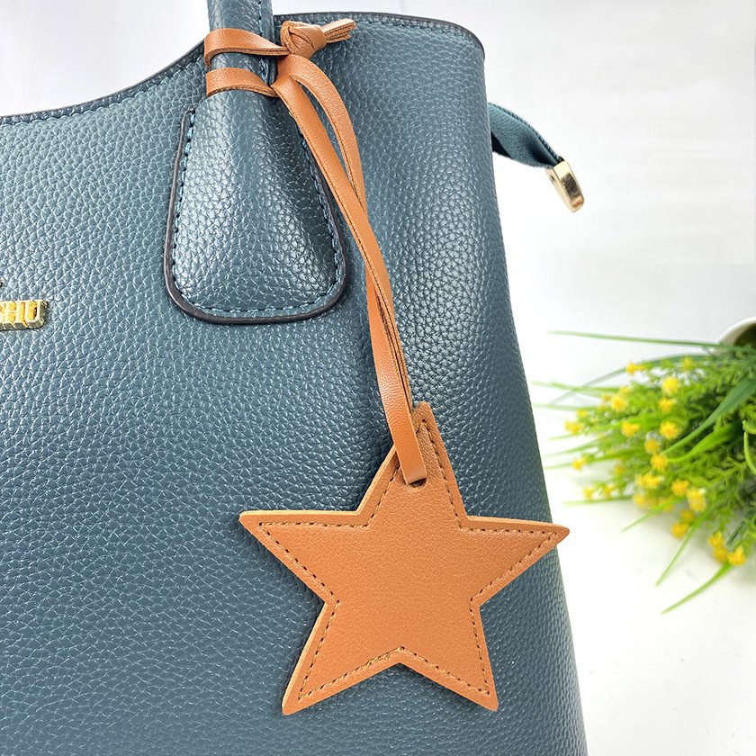 New Leather Tags Embossed Hang Tag With Cars Hang Tag Five-pointed Star Keyholder Keychains Car Key Chain Bag Charm
