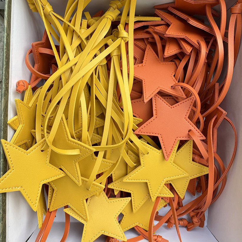 New Leather Tags Embossed Hang Tag With Cars Hang Tag Five-pointed Star Keyholder Keychains Car Key Chain Bag Charm