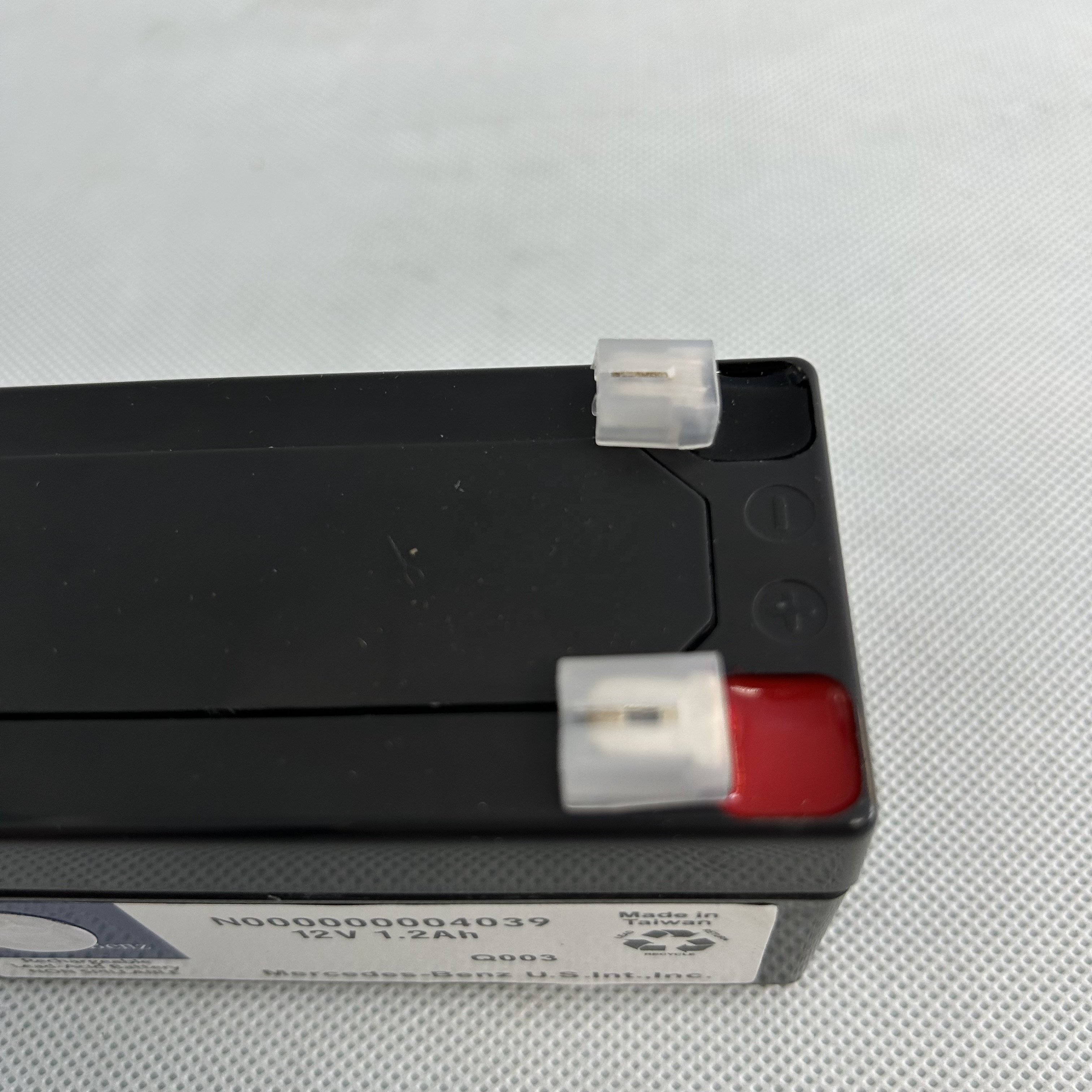 Suitable for Car Mercedes-Benz W205 W221 W212 W164 E200 E300 ML N000000004039 Car Auxiliary Battery 12Ah 1.2Ah